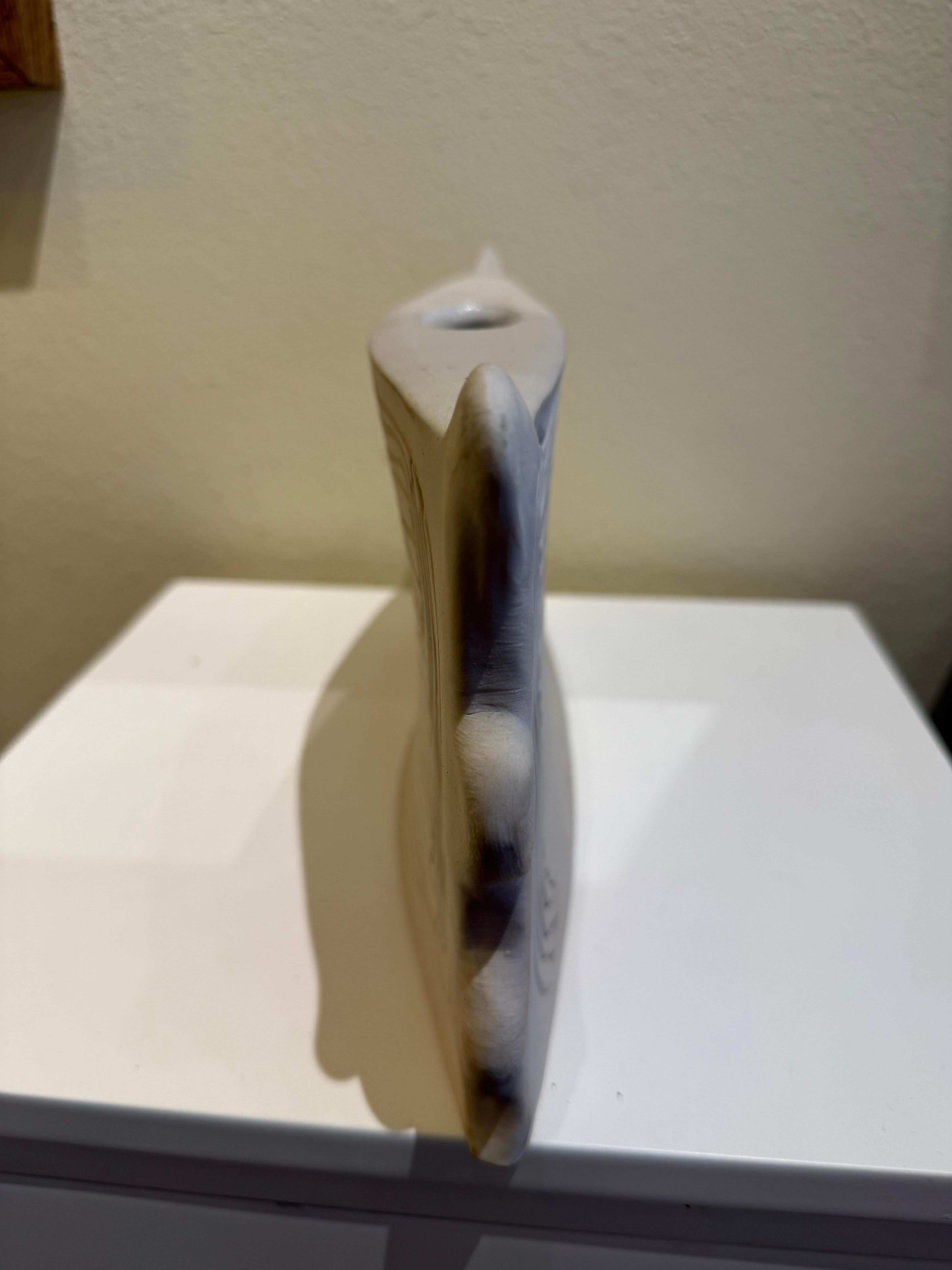 Moderno Vaso ondulato in ceramica bianca di Dora De Larios in vendita