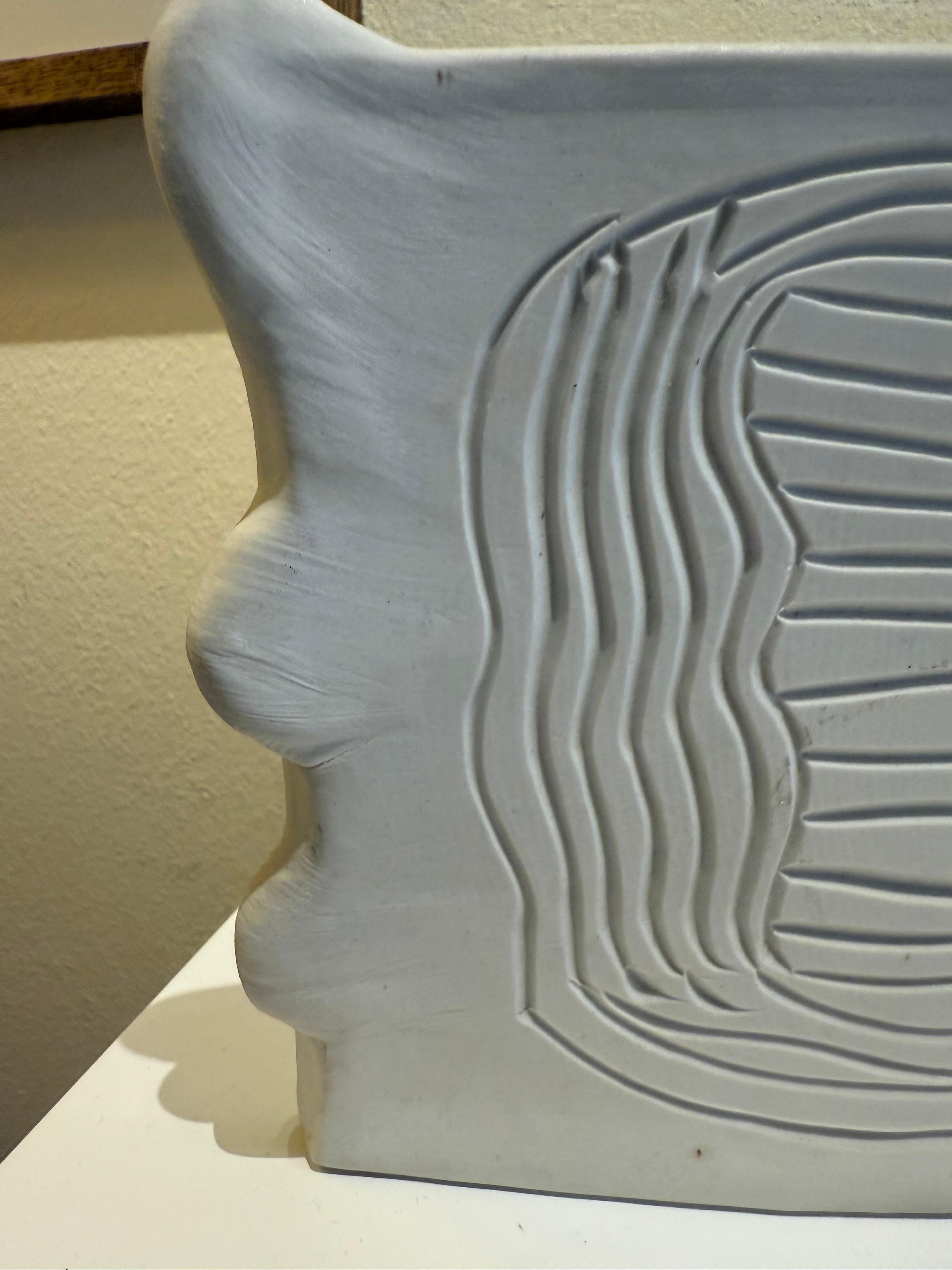 Fatto a mano Vaso ondulato in ceramica bianca di Dora De Larios in vendita