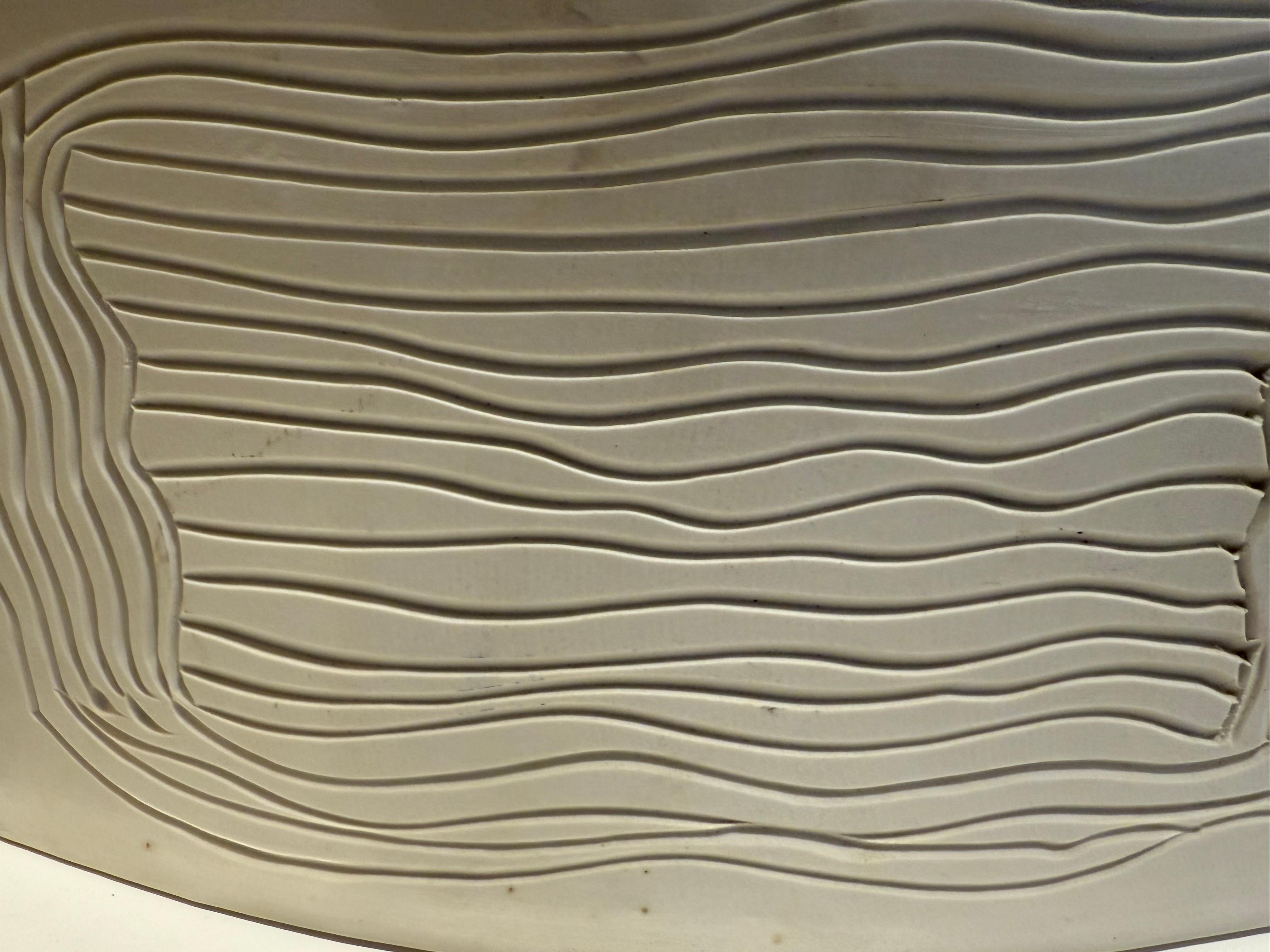 Vaso ondulato in ceramica bianca di Dora De Larios In condizioni buone in vendita a Pasadena, CA