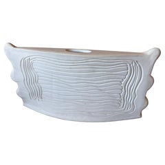 Vaso ondulato in ceramica bianca di Dora De Larios