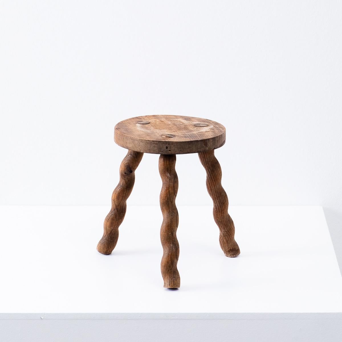 wavy leg stool