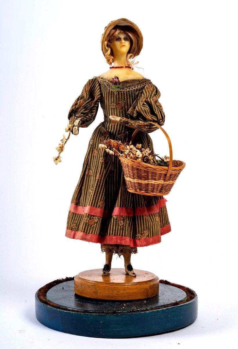 La poupée en cire sous le globe - Période : XIXe siècle Excellent état - En vente à CRÉTEIL, FR