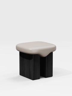 Sgabello scultoreo in cera con finitura laccata lucida, Made in Italy