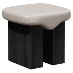 Sgabello scultoreo in cera con finitura laccata lucida, Made in Italy