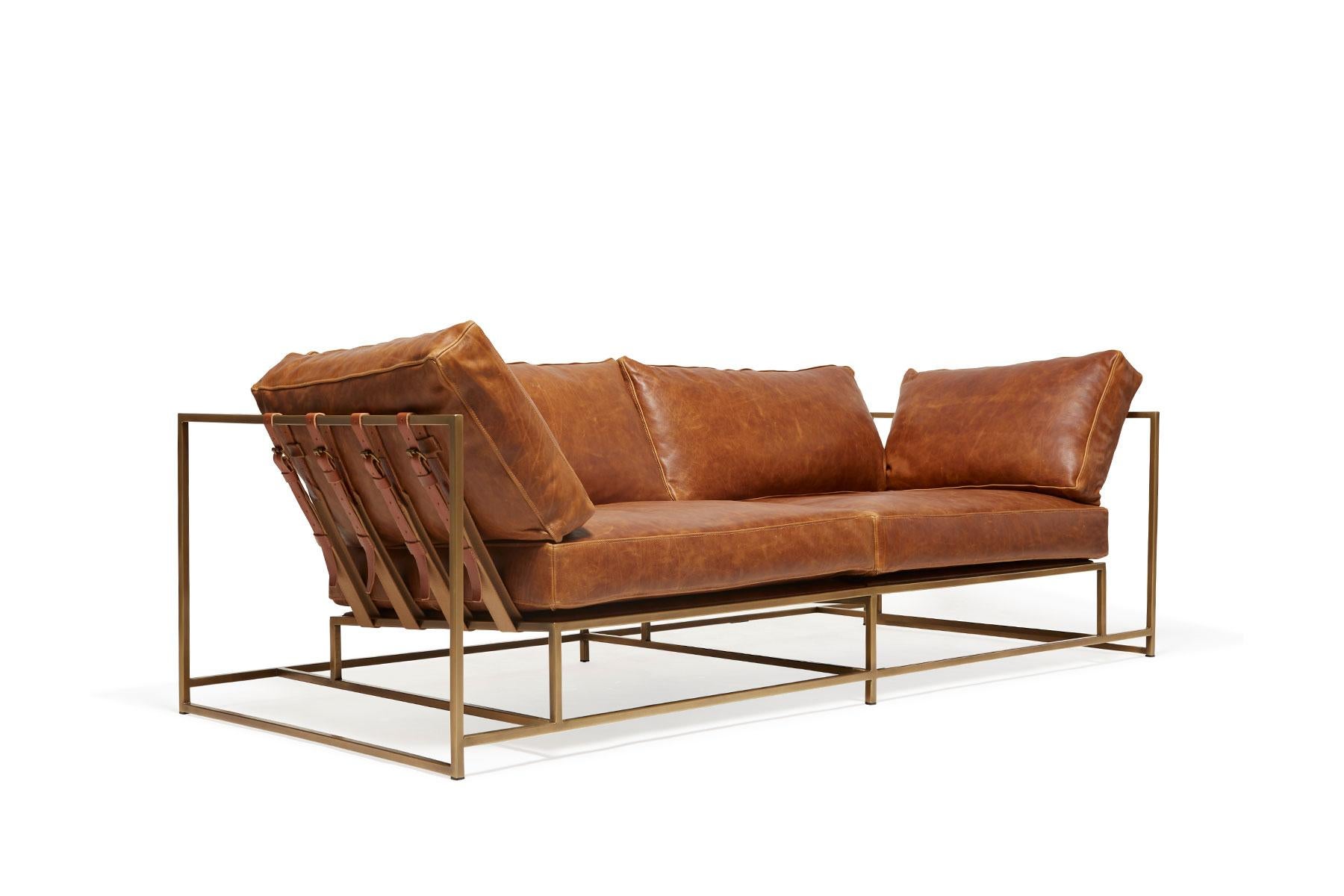 Das Zweisitzer-Sofa aus der Inheritance-Kollektion von Stephen Kenn ist ideal für Wohnungen oder kleinere Räume, die eine geringere Stellfläche erfordern.

Diese Variante ist mit einem schönen gewachsten hellbraunen Leder aus der