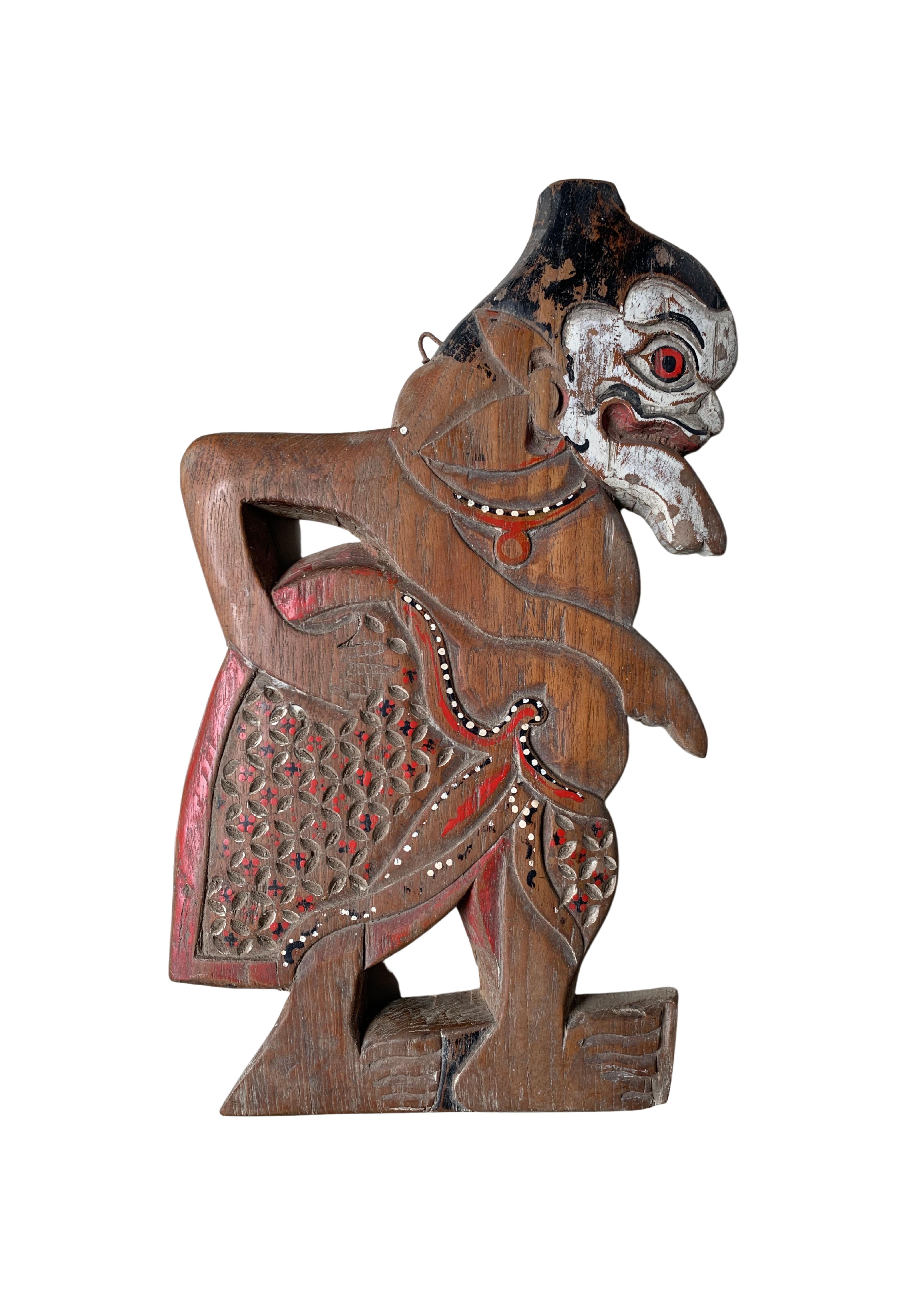 Dieses Holzschnitzset stellt mythische Figuren dar, die in den Wayang-Puppenspielen beliebt sind. 