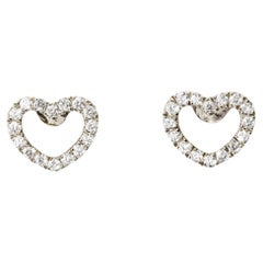 Boucles d'oreilles "Wayfarer Amor" en or blanc 9 carats avec diamants en forme de cœur d'amour