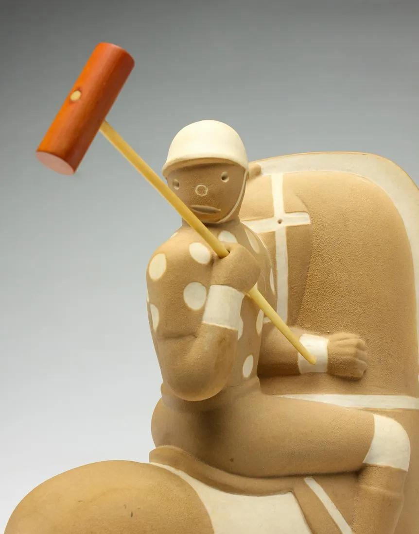 Keramik-Skulptur eines Polospielers und eines Pferdes aus dem frühen 20. Jahrhundert – Sculpture von Waylande Desantis Gregory