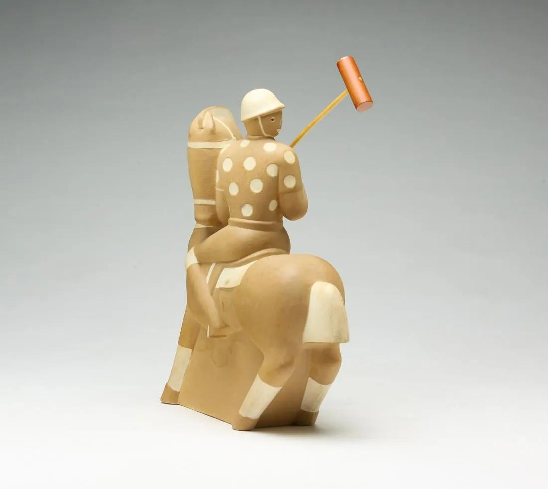 Keramik-Skulptur eines Polospielers und eines Pferdes aus dem frühen 20. Jahrhundert (Grau), Figurative Sculpture, von Waylande Desantis Gregory