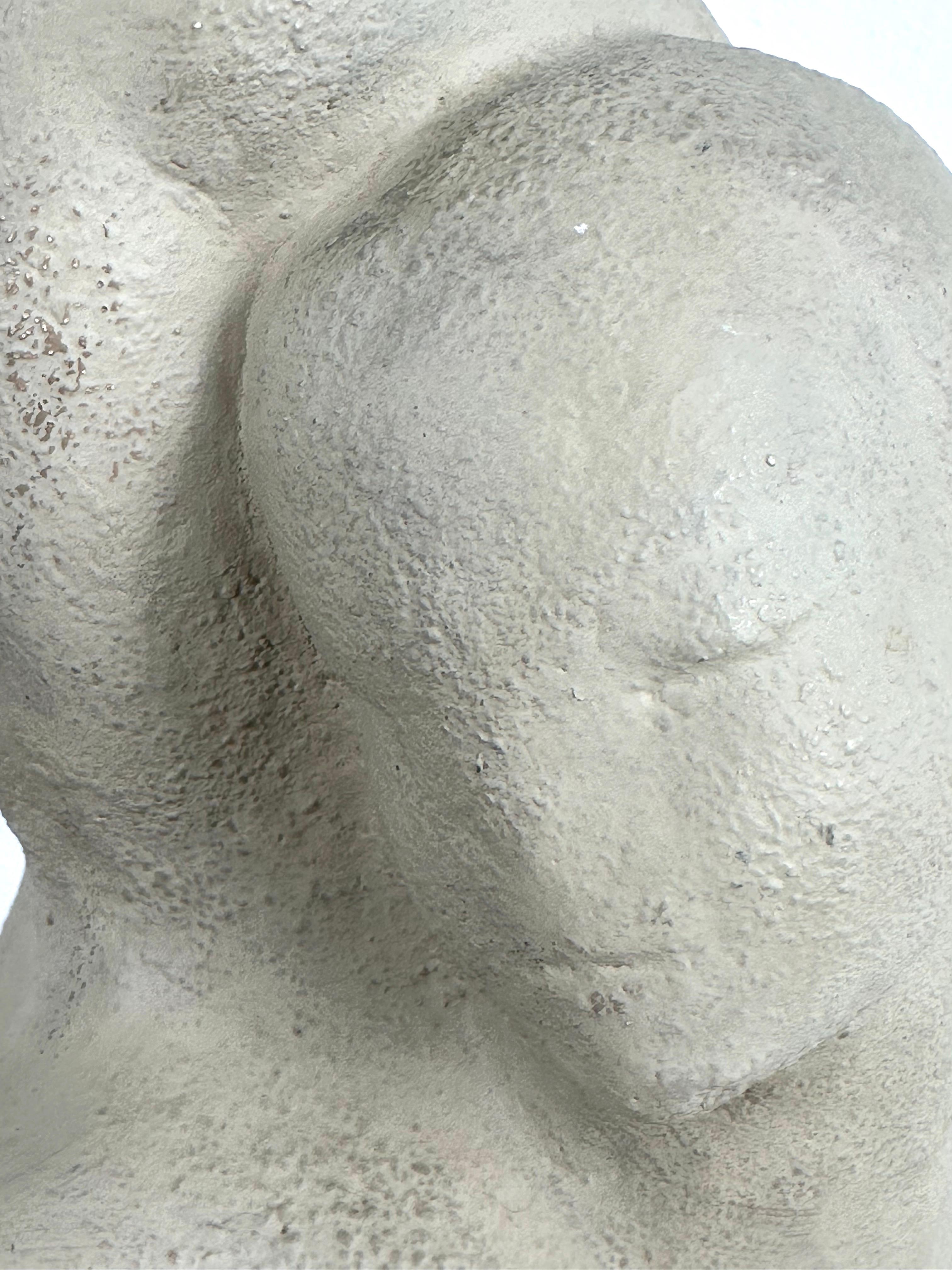 Relining Nackt (WG6) (Grau), Figurative Sculpture, von Waylande Desantis Gregory