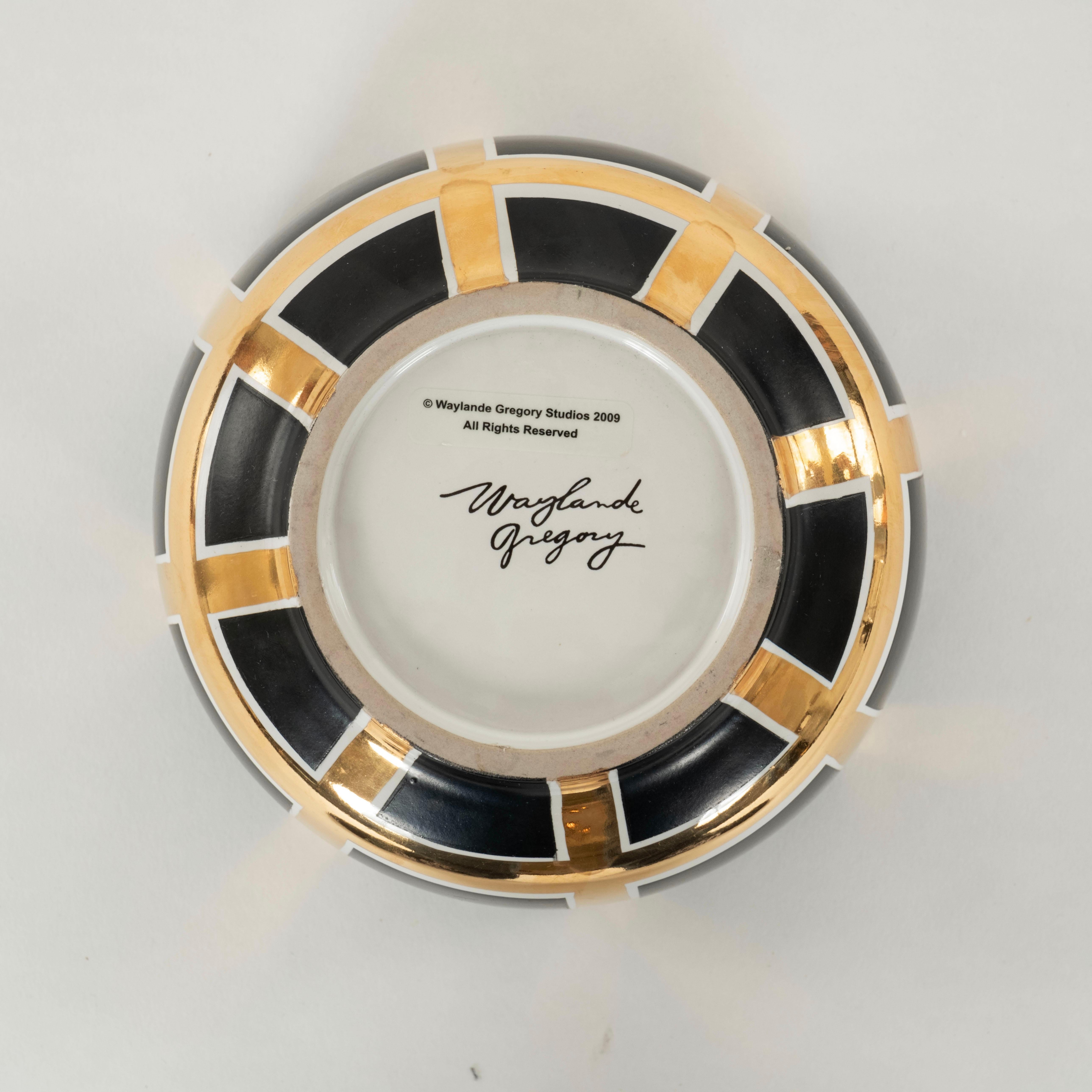 Waylande Gregory Bowl Carrés noirs et dorés Bon état - En vente à Houston, TX