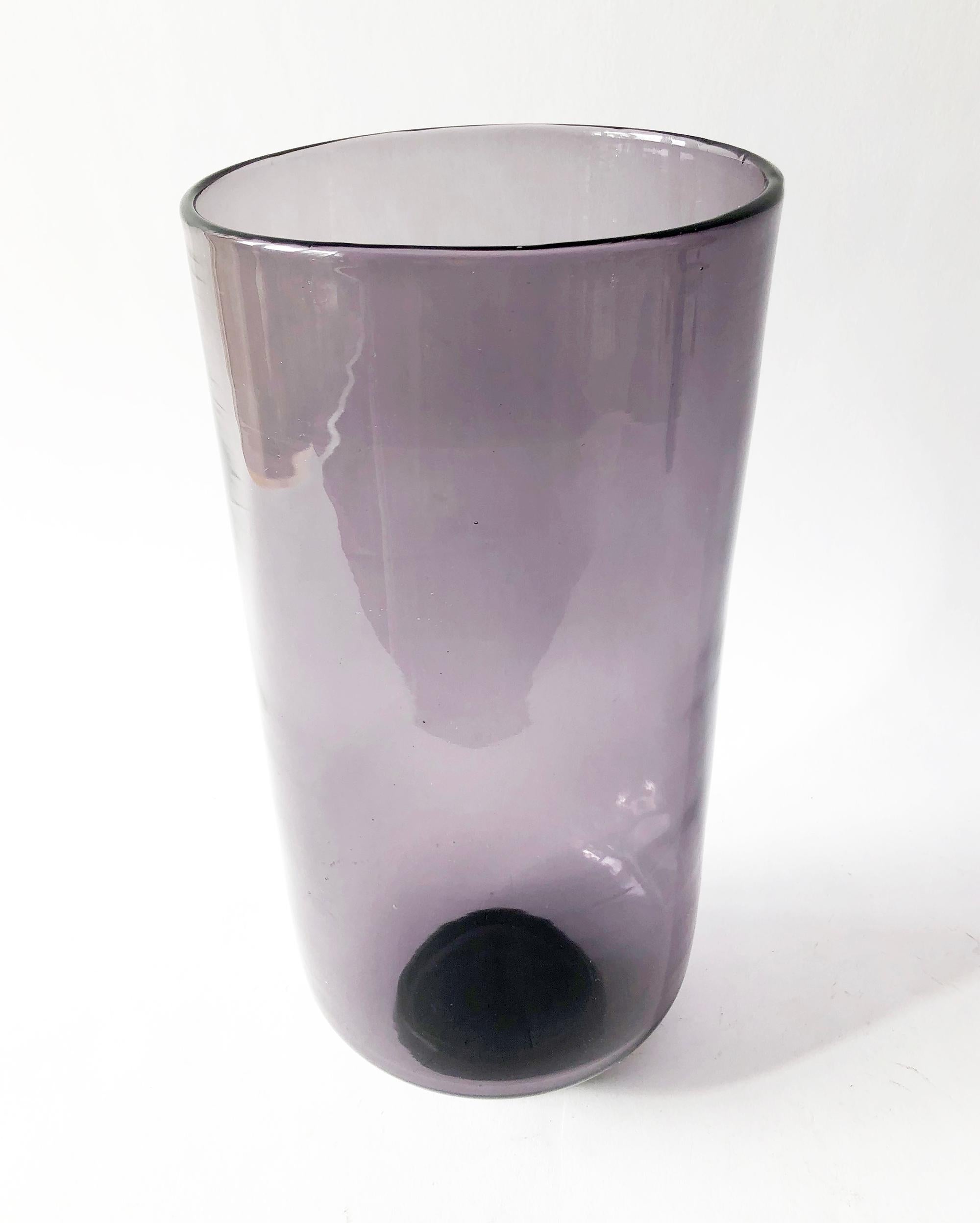 Wayne Husted für Blenko Amethyst mundgeblasene amerikanische Vase der Moderne (Moderne der Mitte des Jahrhunderts) im Angebot