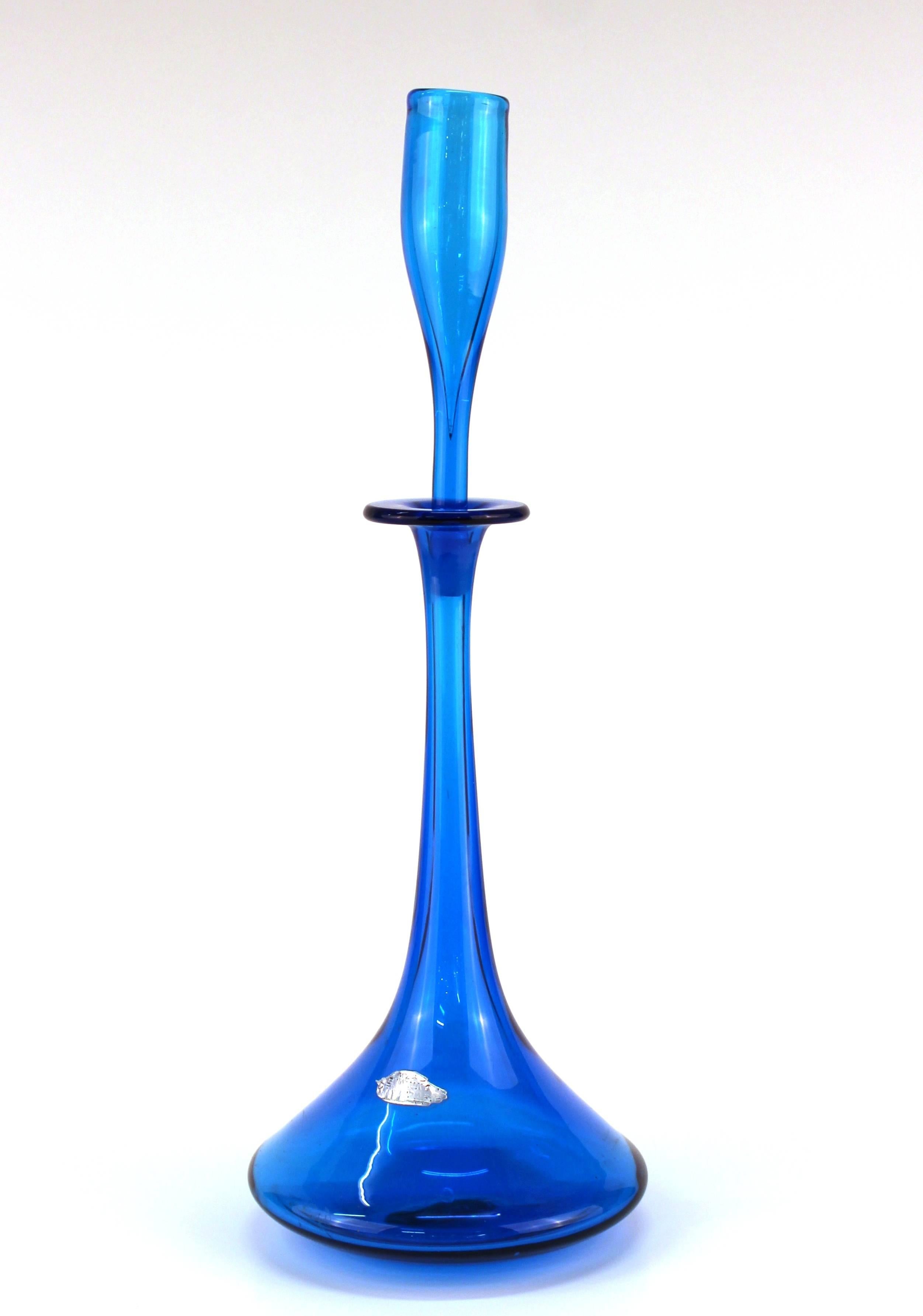 Blenko #6027 türkisfarbener Dekanter aus Schnapsglas. Entworfen 1960 von Wayne Husted für Blenko Glass Co. in Milton:: West Virginia. Sie hat das originale Folienetikett und das geätzte Logo auf der Unterseite:: das nur Ende 1959-1961 verwendet