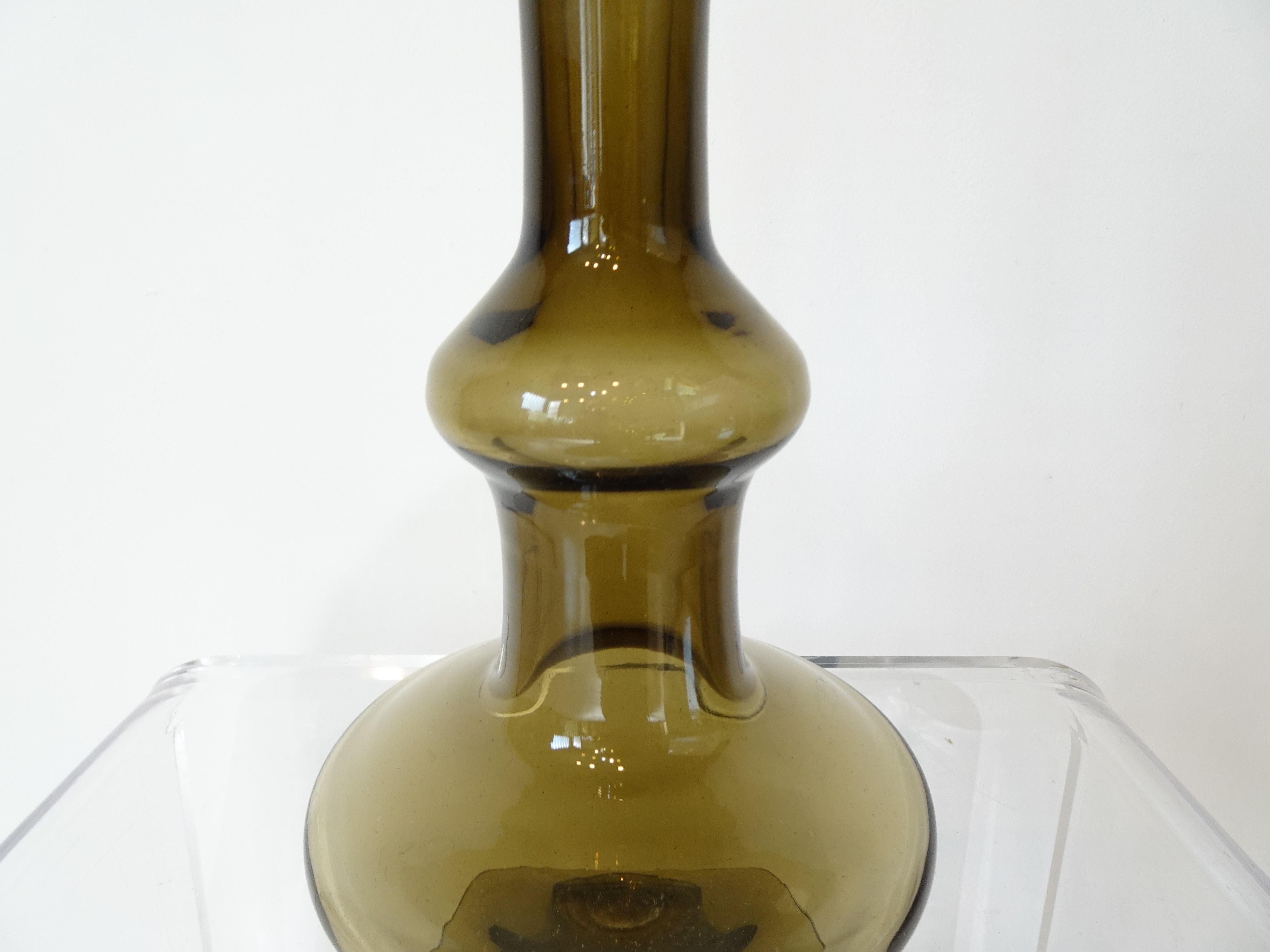 Américain Vase carafe à décanter Bischoff en verre soufflé à la main sur pied dans le style de Blenko en vente