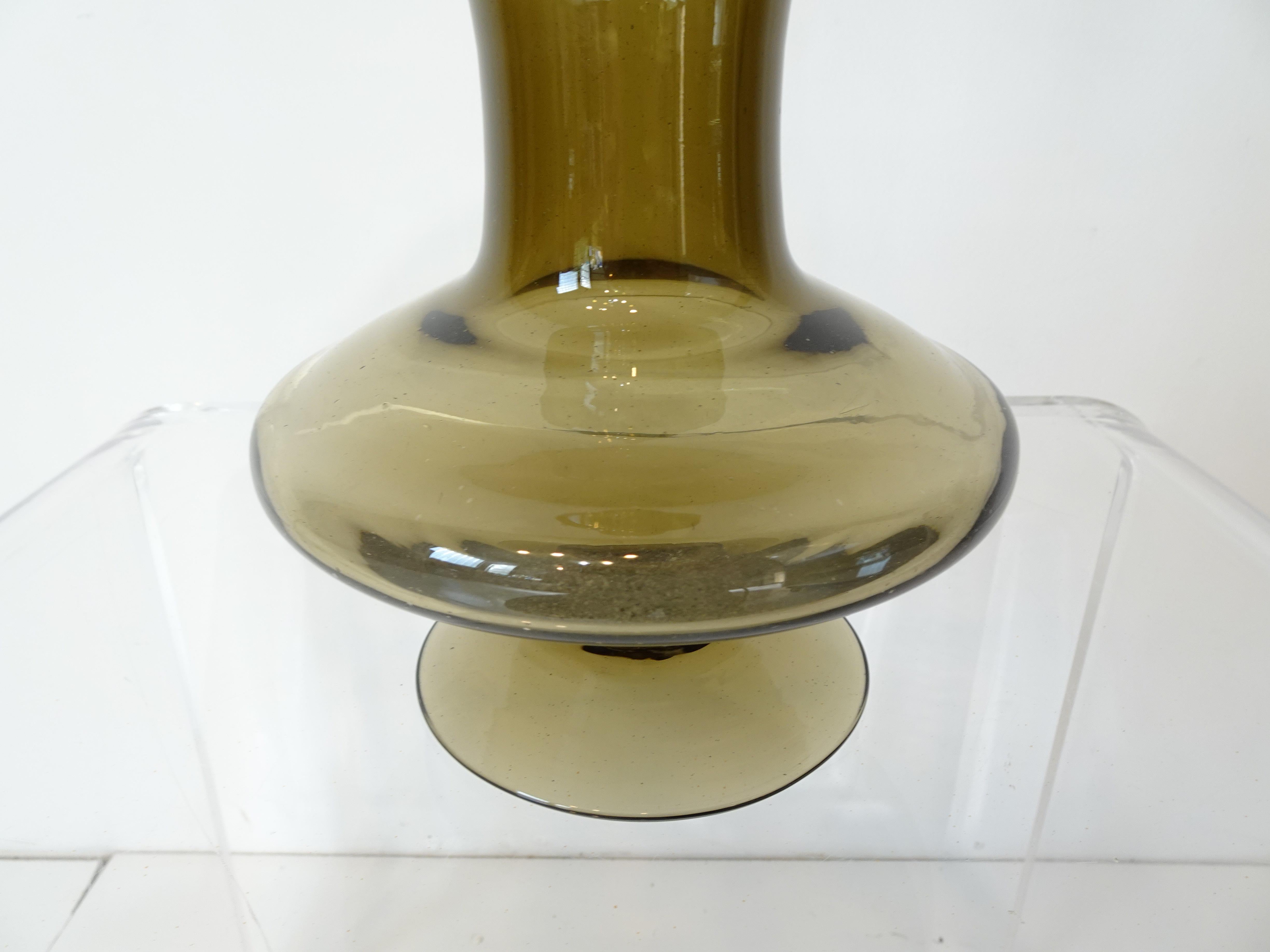 Vase carafe à décanter Bischoff en verre soufflé à la main sur pied dans le style de Blenko Bon état - En vente à Cincinnati, OH