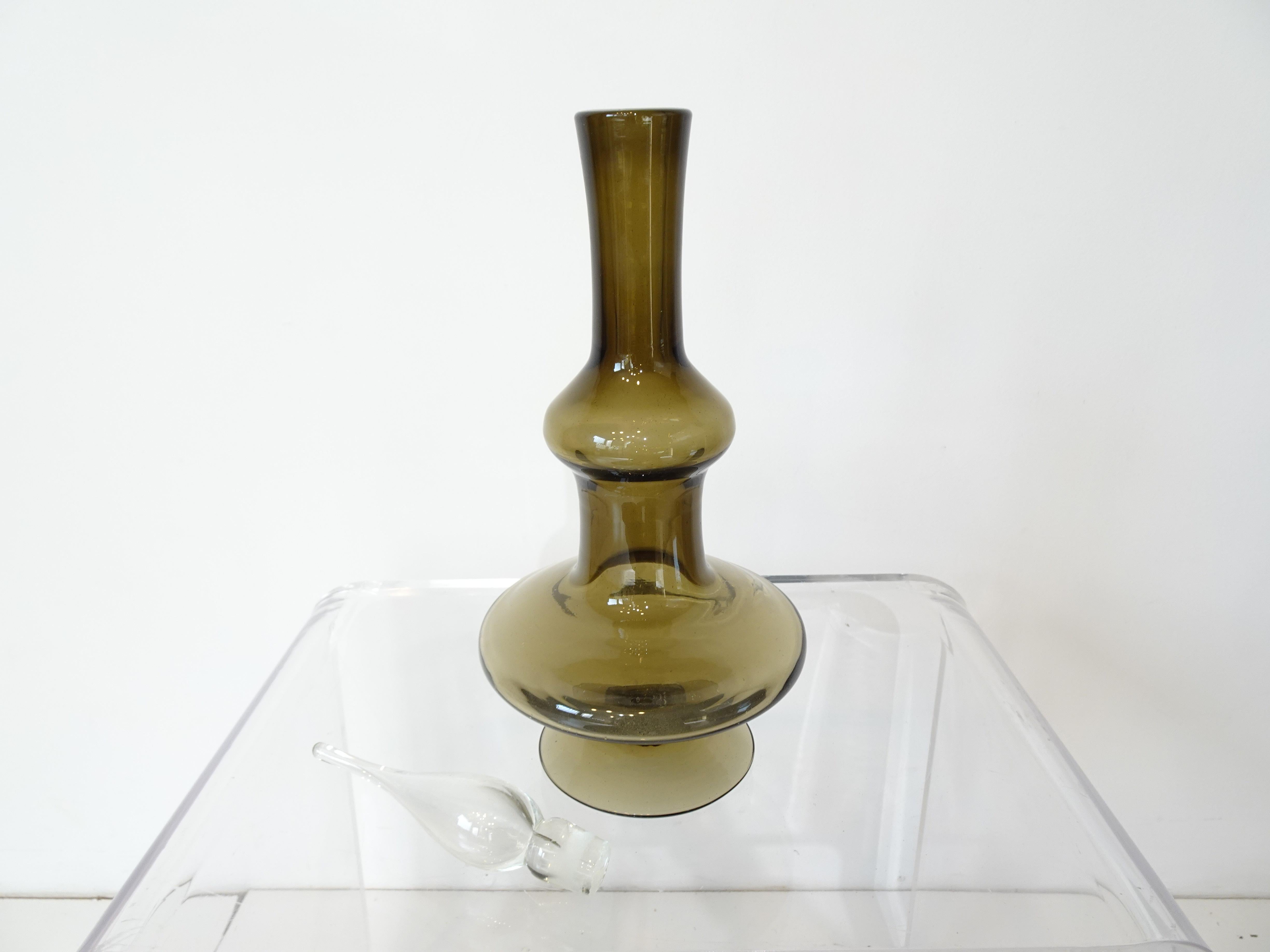 20ième siècle Vase carafe à décanter Bischoff en verre soufflé à la main sur pied dans le style de Blenko en vente