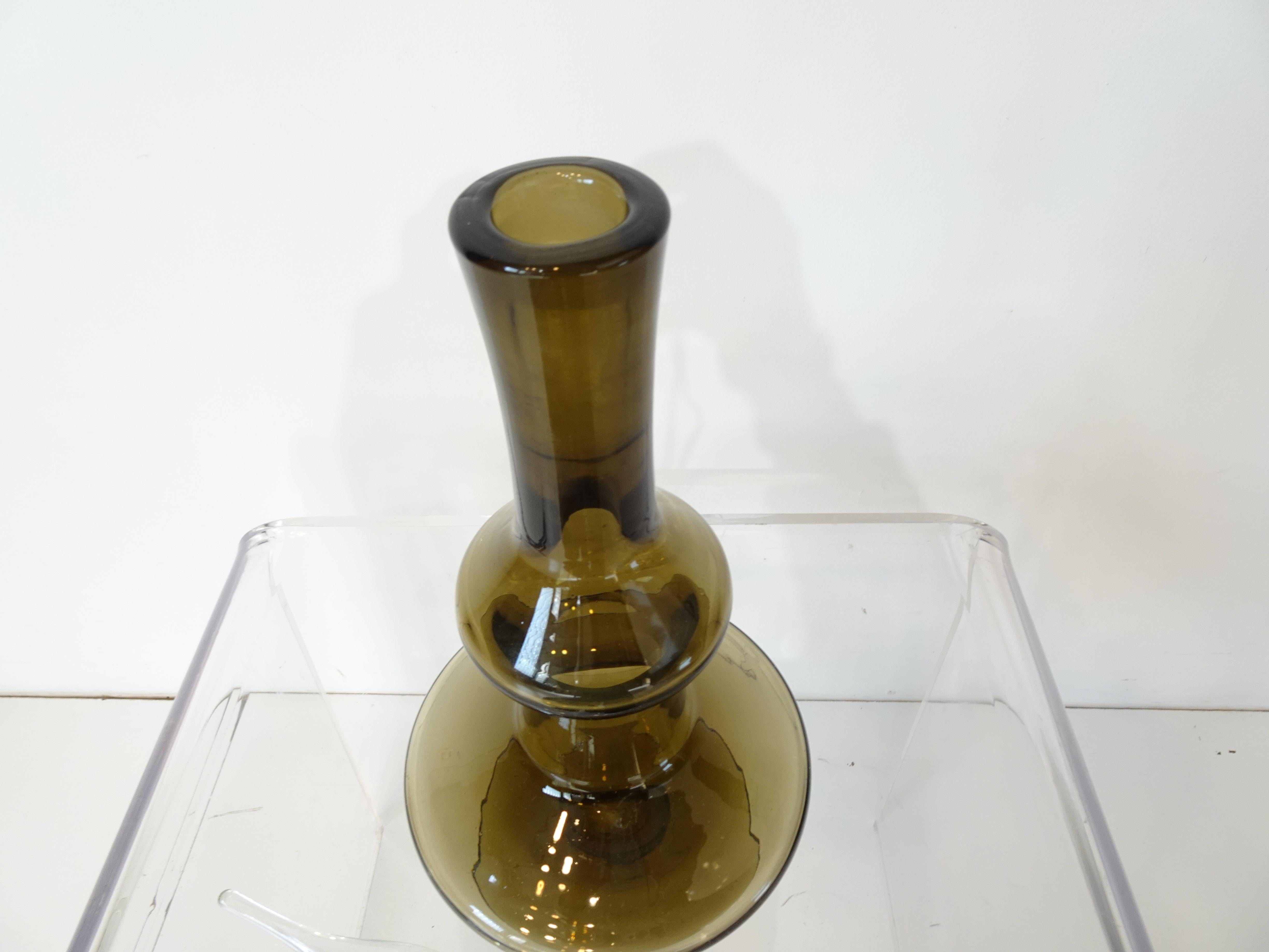 Verre brun Vase carafe à décanter Bischoff en verre soufflé à la main sur pied dans le style de Blenko en vente