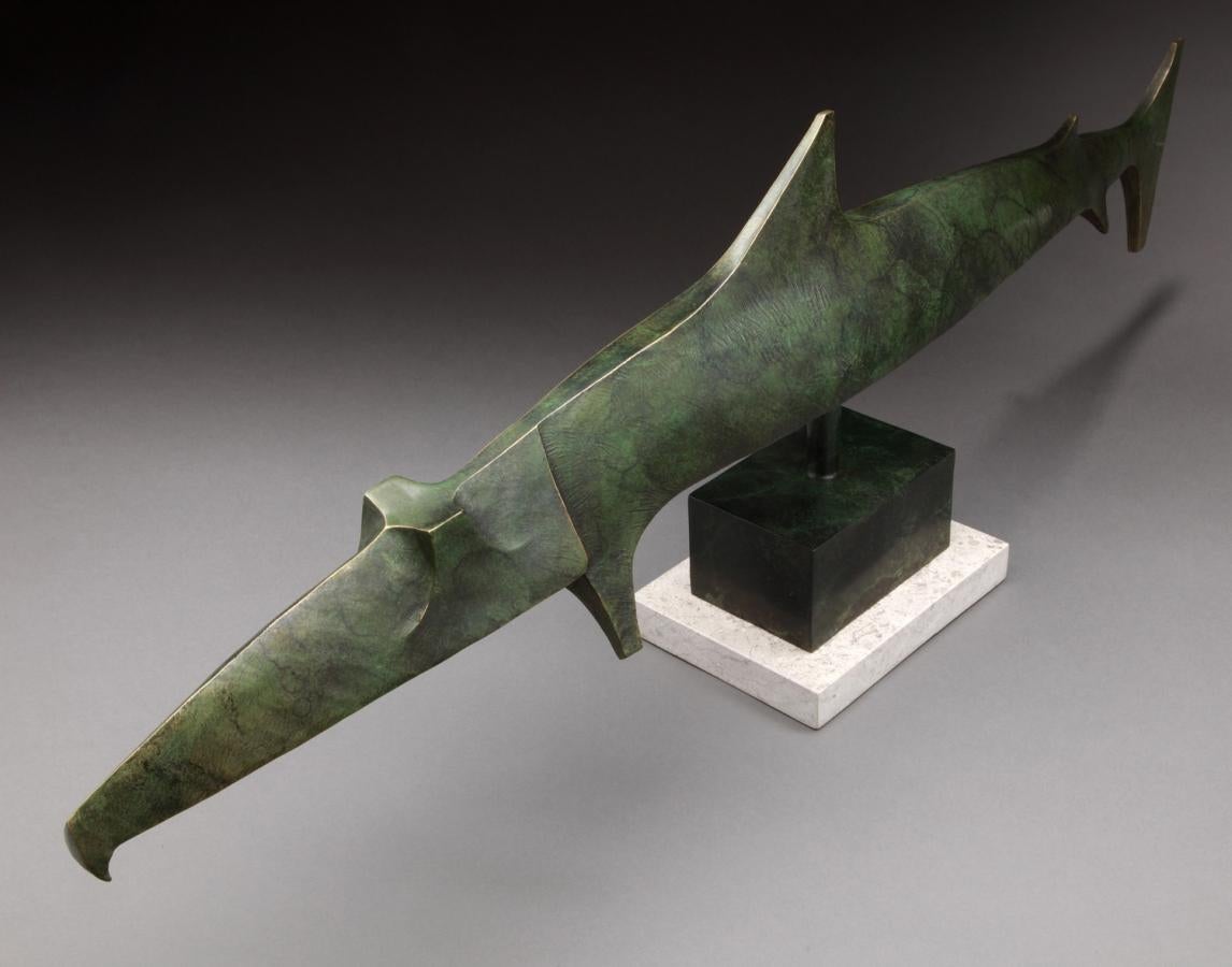 Figurative Sculpture Wayne Salge - "Garfish" bronze figuratif d
un poisson long et mince avec une texture intentionnelle