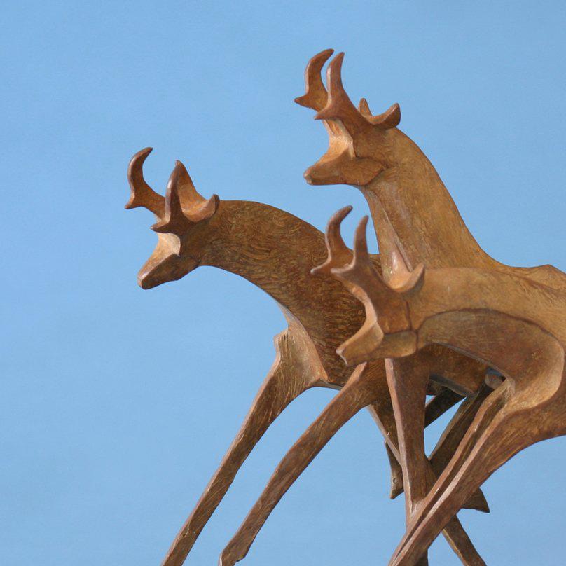Lopes aus Schiefer – Sculpture von Wayne Salge