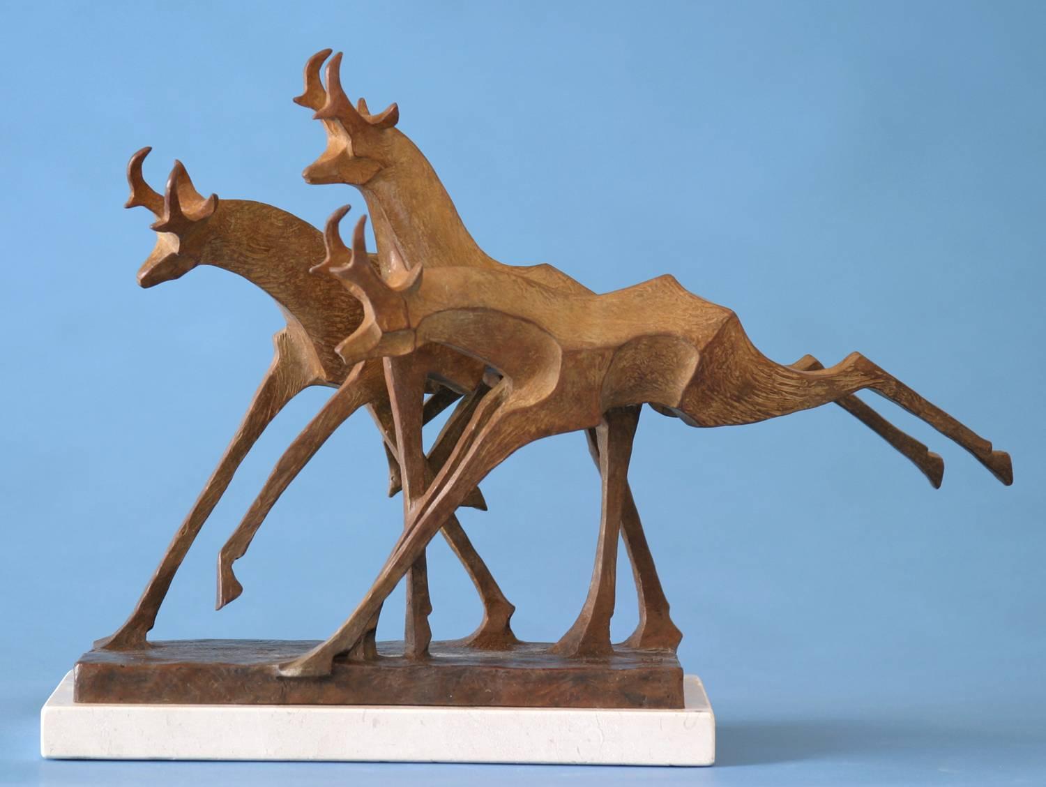 Wayne Salge Figurative Sculpture – Lopes aus Schiefer
