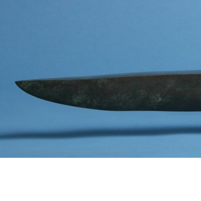 La tradizione storica del bronzo fuso offre una via contemporanea per la creazione delle figure umane e animali astratte di Wayne Salge. Completamente moderno e decisamente impressionista, il suo stile è caratterizzato da linee lunghe, angoli acuti,