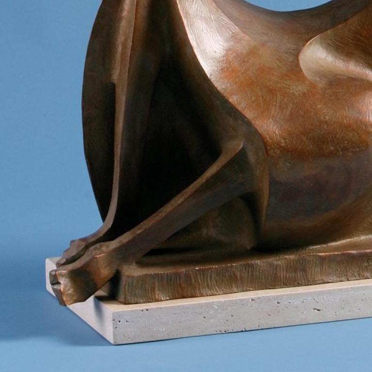 Zeitgenössische Bronzeskulptur „Millicent 5/12“ einer Frau in vollem Kleid im Angebot 1