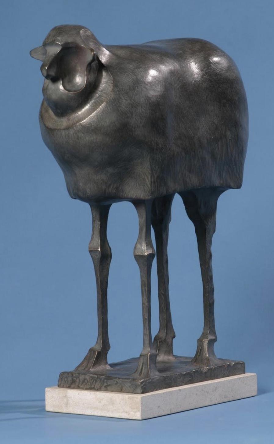 « Trois sacs pleines », représentation d'un mouton de couleur argentée. - Sculpture de Wayne Salge