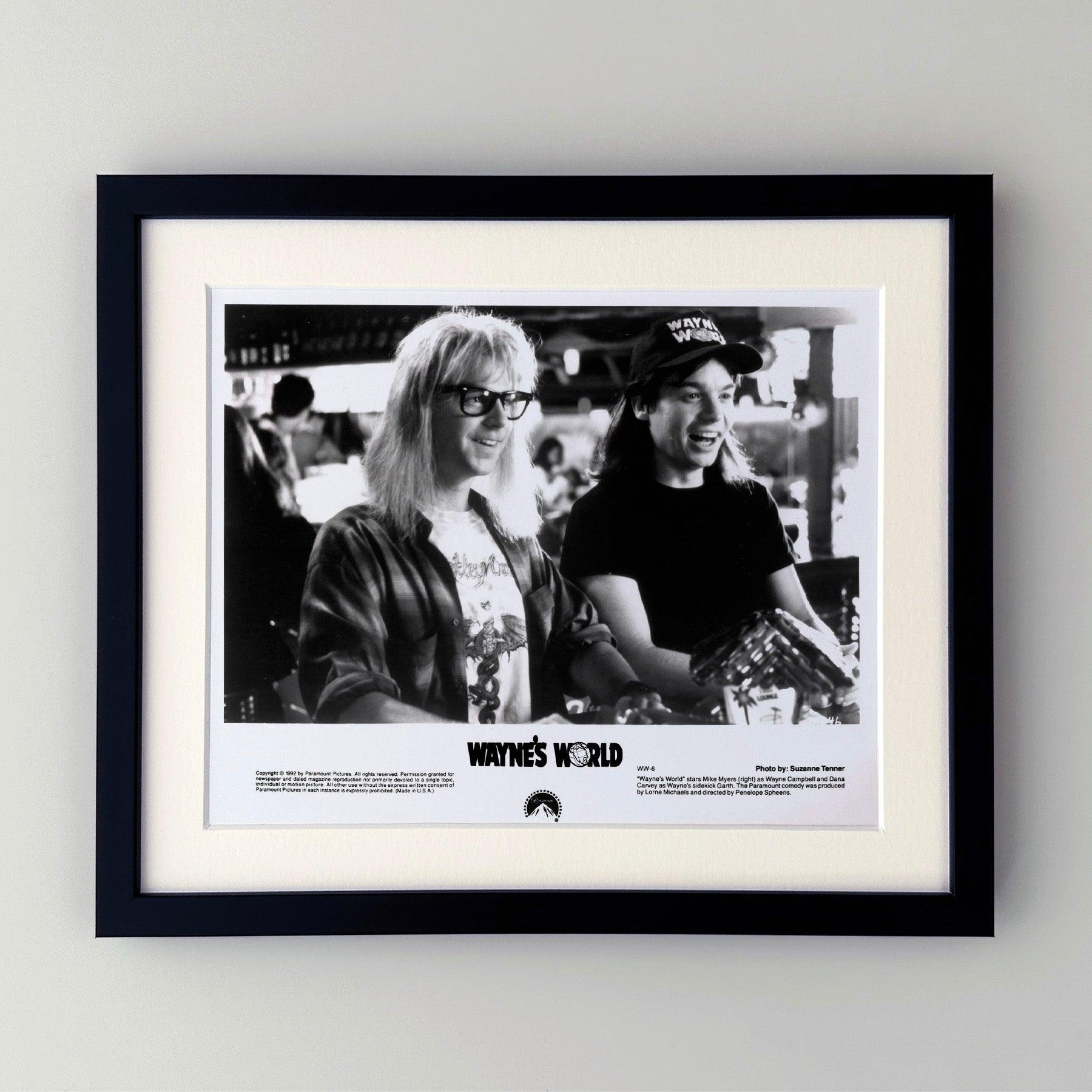 Photo publicitaire originale de 8x10 pouces pour Waynes World (1992) avec Mike Myers, Dana Carvey et Rob Lowe.

Les photos de publicité (film/production) ont été créées pour aider les studios à promouvoir leurs nouveaux films. Les photos ont été