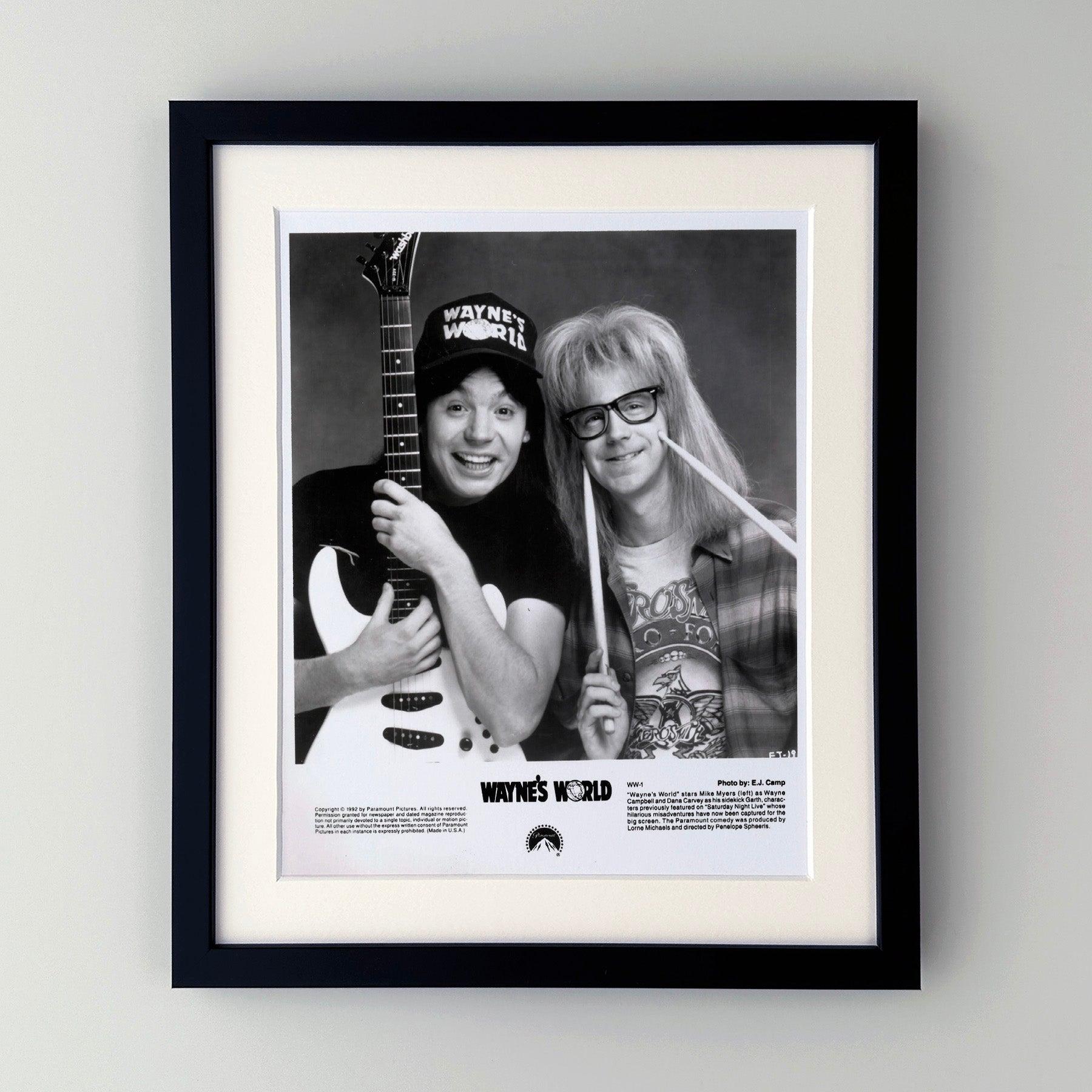 Photo publicitaire originale de 8x10 pouces pour Waynes World (1992) avec Mike Myers, Dana Carvey et Rob Lowe.

Les photos de publicité (film/production) ont été créées pour aider les studios à promouvoir leurs nouveaux films. Les photos ont été