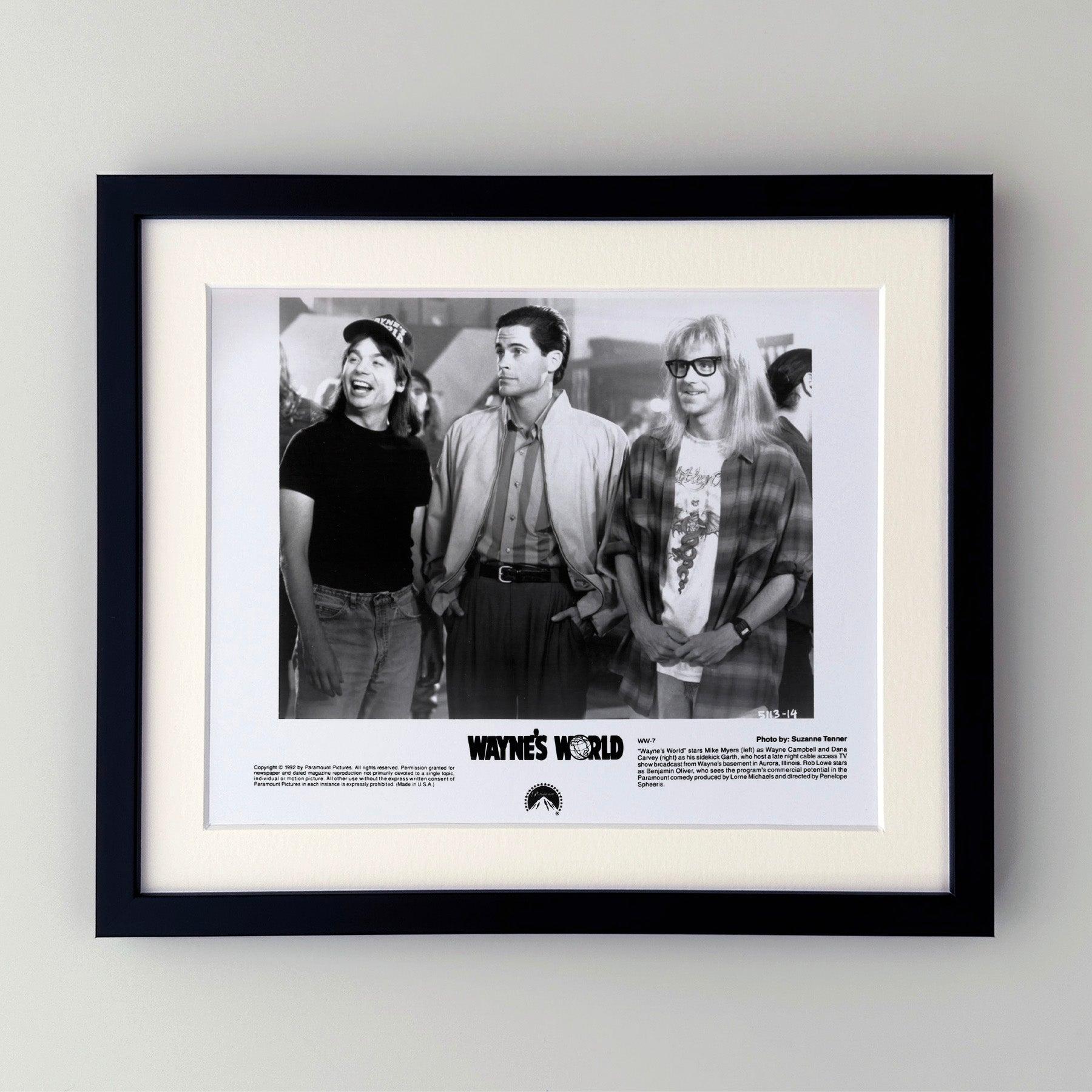Photo publicitaire originale de 8x10 pouces pour Waynes World (1992) avec Mike Myers, Dana Carvey et Rob Lowe.

Les photos de publicité (film/production) ont été créées pour aider les studios à promouvoir leurs nouveaux films. Les photos ont été