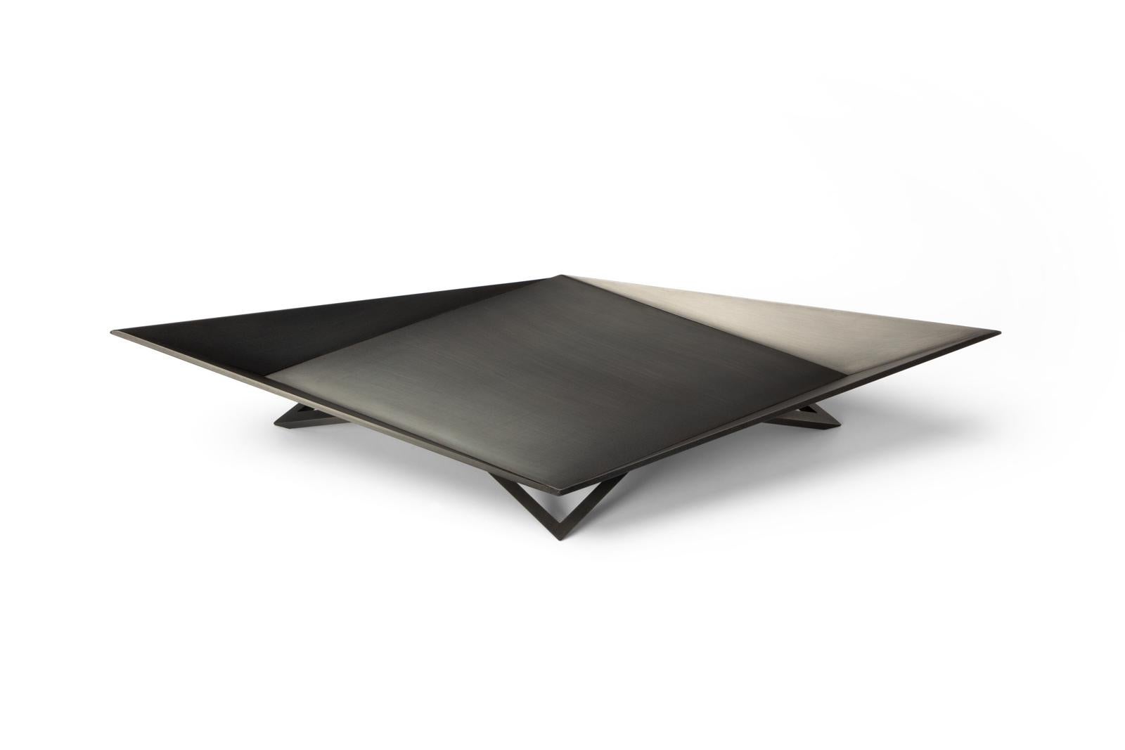 Le centre de table Waypoint est un vide-poche décoratif dans le style de design caractéristique de Force/Collide. Les lignes spectaculaires et la symétrie de ce fourre-tout en font un objet de choix pour vos bibelots préférés, vos objets de