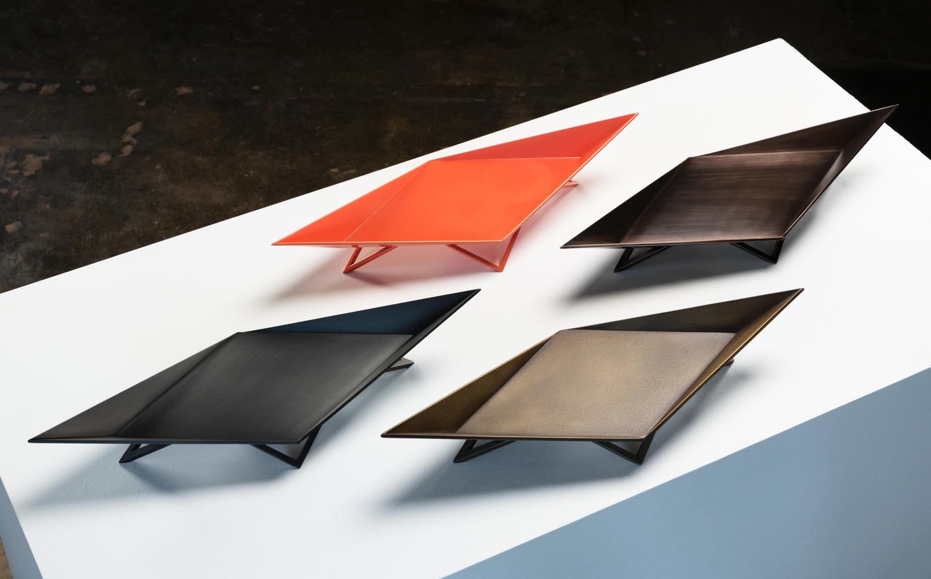 Futuriste Centre de table Waypoint, acier noirci, par Force/Collide en vente