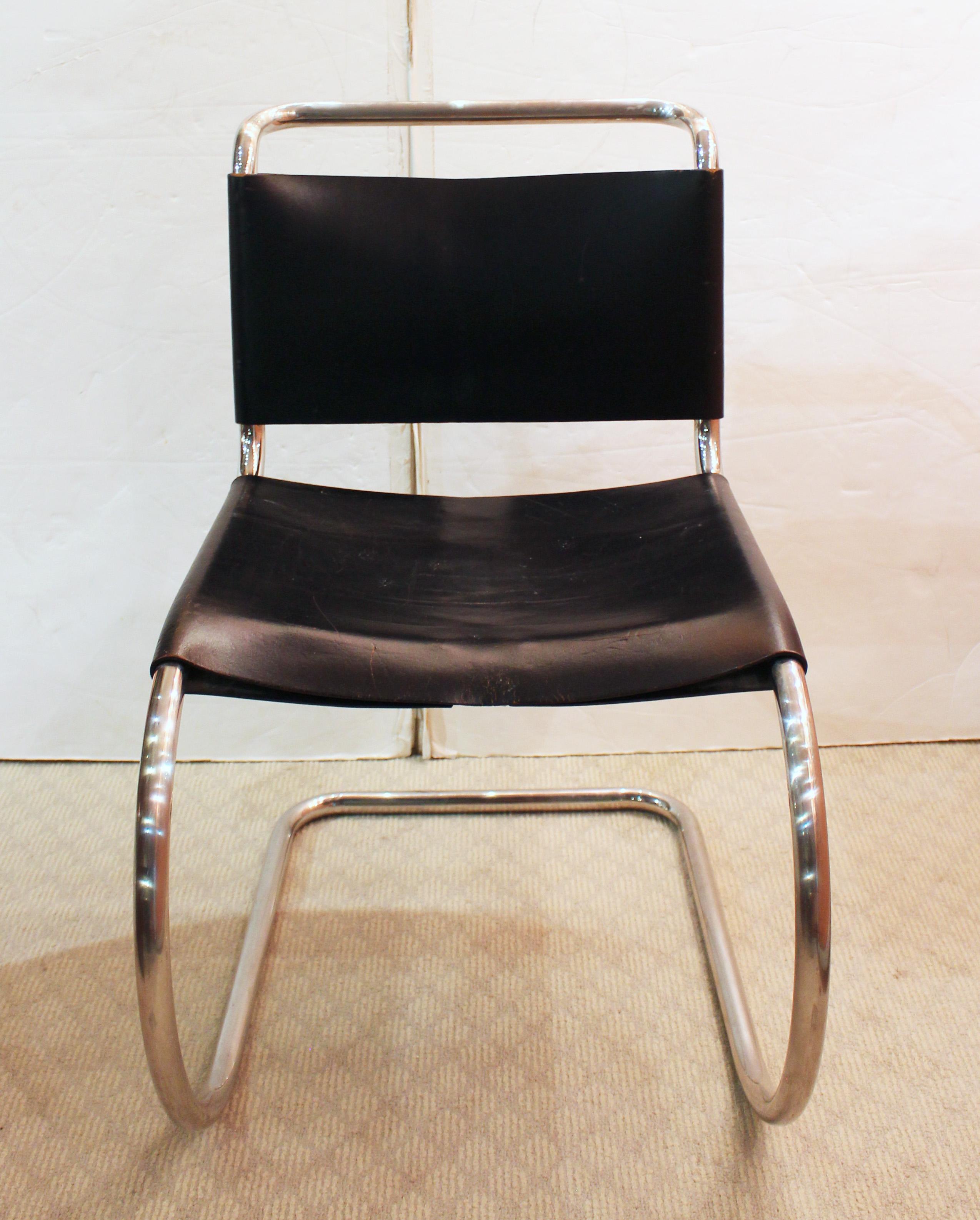 Silla auxiliar voladiza de diseño Mies Van Der Rohe MR10 de la década de 1980, probablemente de producción italiana. Ludwig Mies van der Rohe fue un icono del diseño modernista del siglo XX. La fabricación de esta silla comenzó en 1927 y continúa en