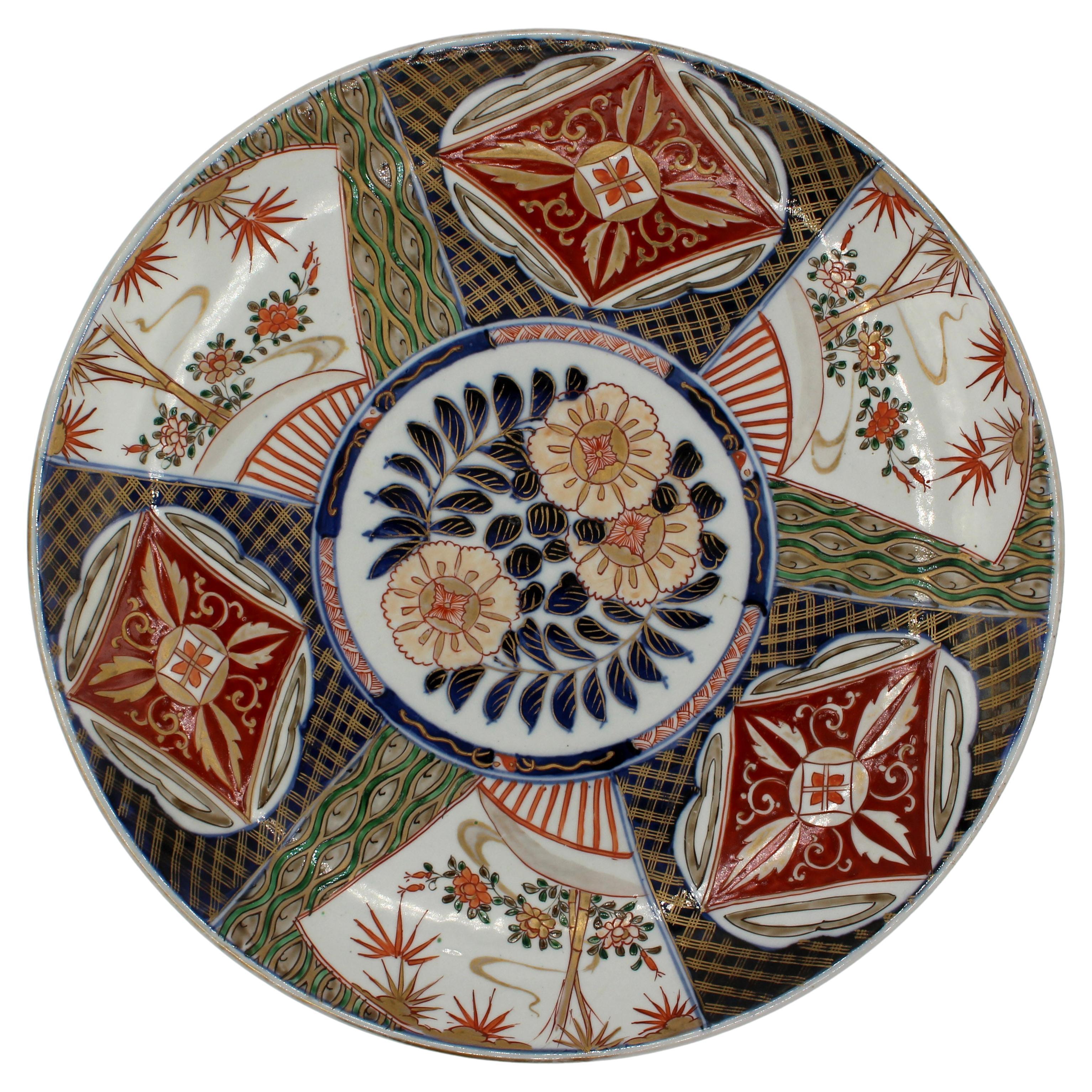 Assiette de présentation Imari de la fin du mouvement esthétique du XIXe siècle