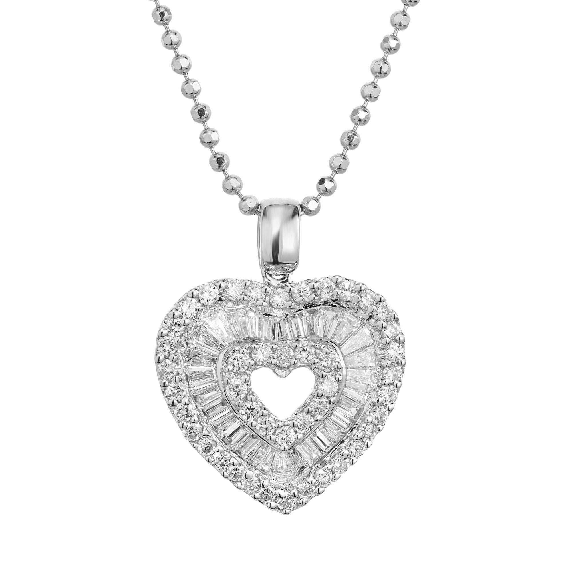 Collana con ciondolo a cuore a tre file di diamanti tondi in oro bianco da 1,45 carati, una sinfonia mozzafiato di eleganza e brillantezza. Questo squisito gioiello presenta 30 diamanti affusolati a baguette e 44 diamanti rotondi a taglio brillante,