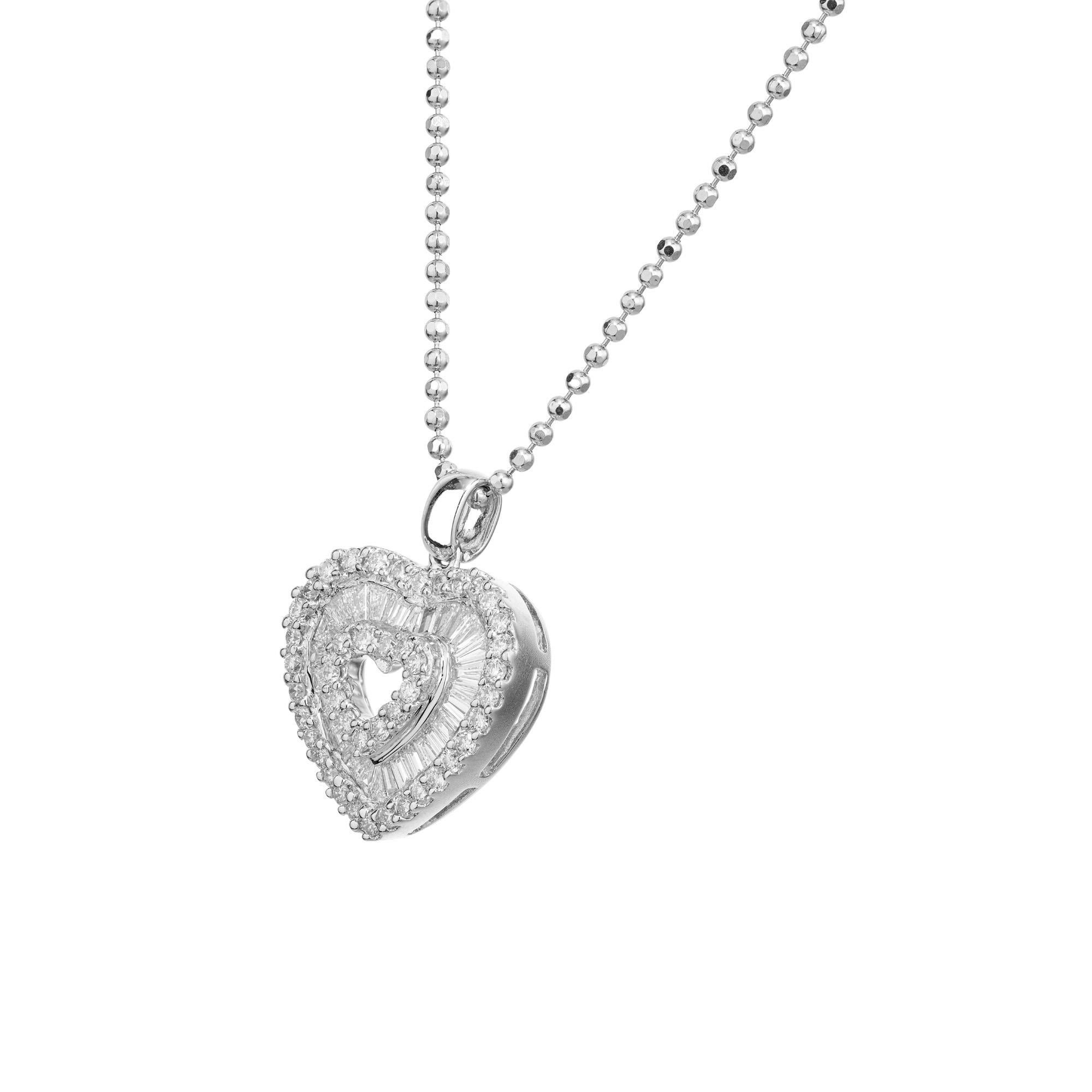 Taglio rotondo Collana con ciondolo a cuore a tre file in oro bianco con diamante rotondo da 1,45 carati (WCiting) in vendita