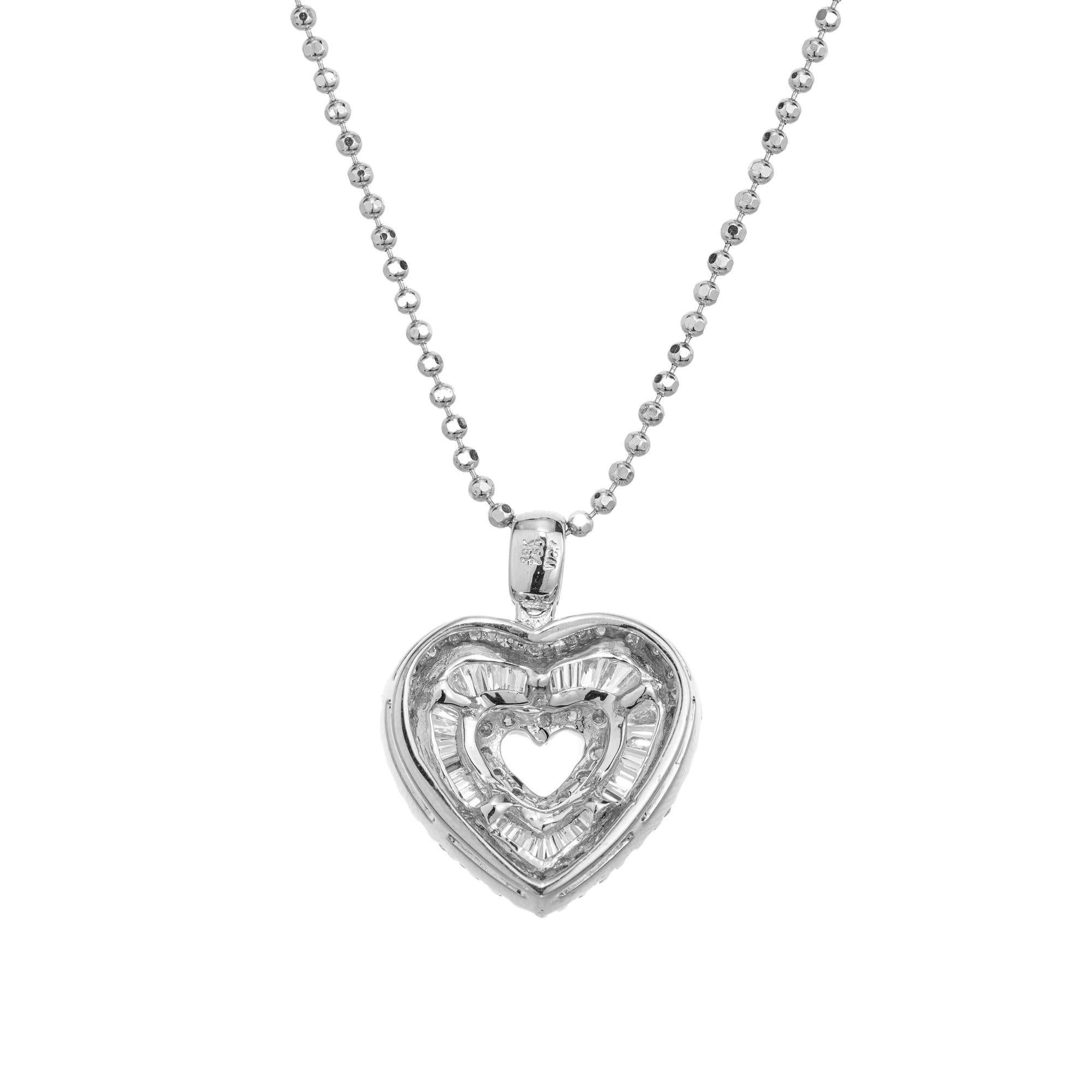 Collana con ciondolo a cuore a tre file in oro bianco con diamante rotondo da 1,45 carati (WCiting) In condizioni ottime in vendita a Stamford, CT