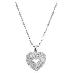 Collier pendentif cœur à trois rangées en or blanc avec diamants ronds de 1,45 carat WCT