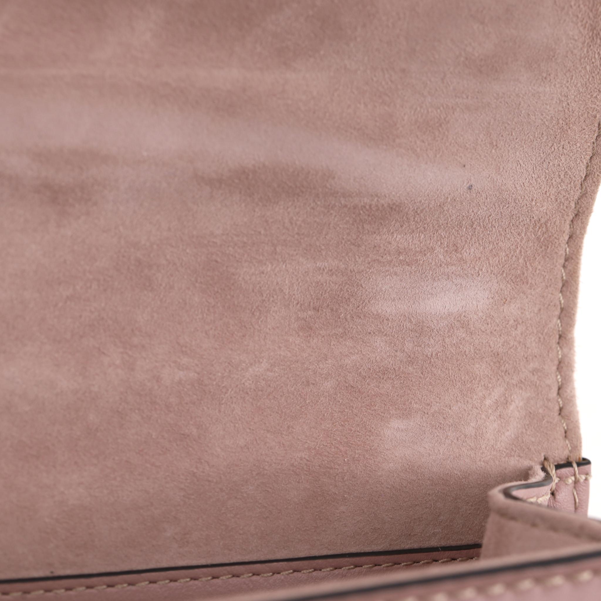 We Adore - Valentino Glam Lock Rockstud Cuir Tattoo Bead Embroidered Shoulder en vente 8