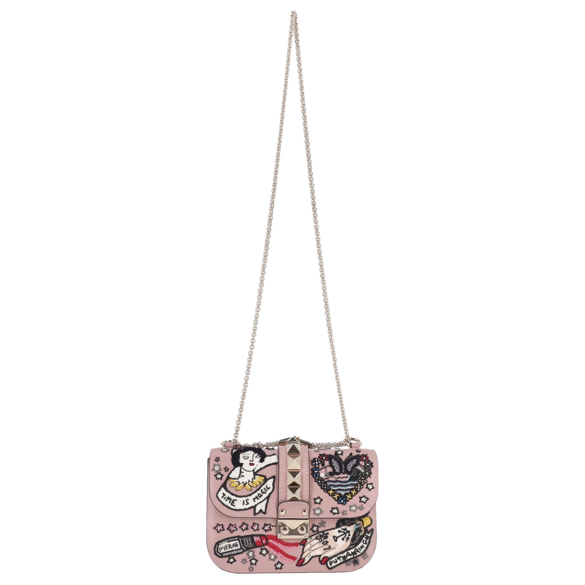We Adore - Valentino Glam Lock Rockstud Leather Tattoo Bead Embroidered Shoulder Bag

Sac en cuir beige avec des perles multicolores pop et des motifs vintage inspirés de l'art du tatouage tels qu'une fille de dessin animé avec la bannière 