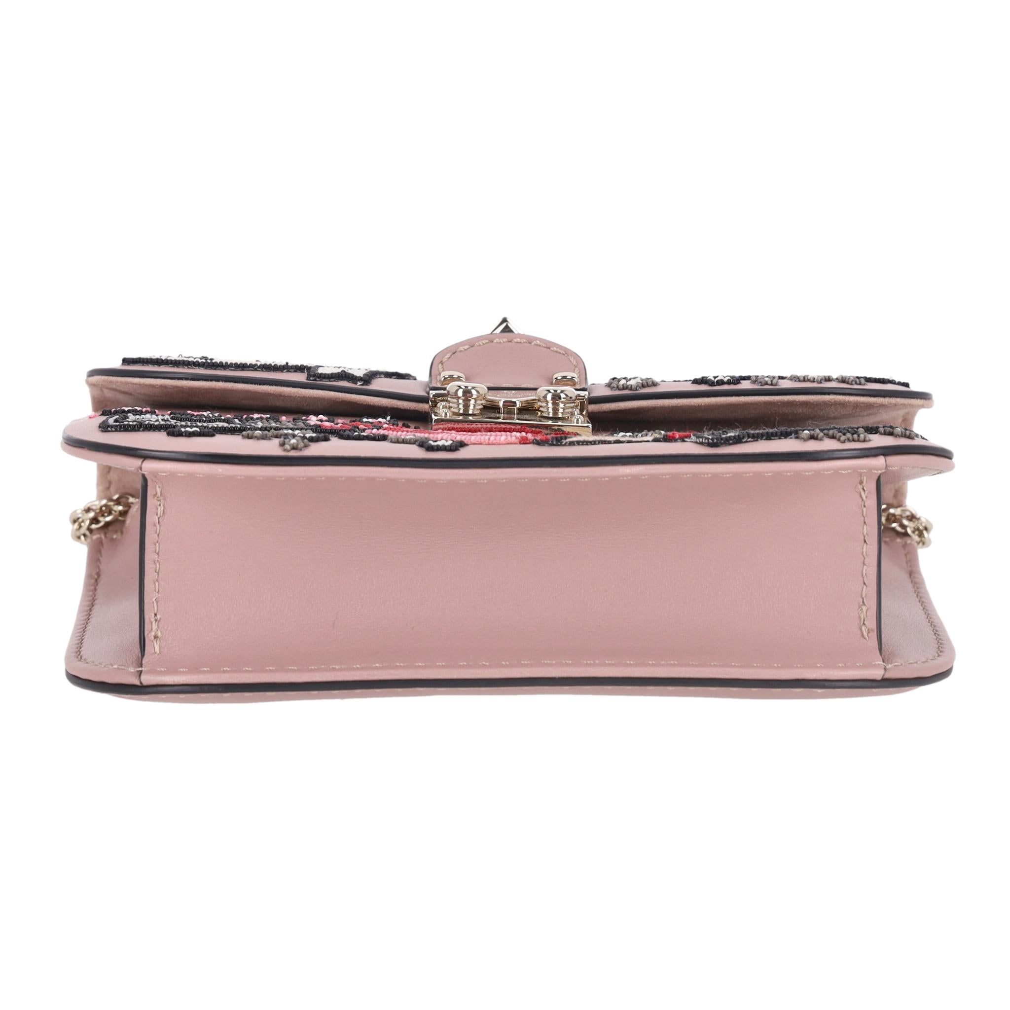 We Adore - Valentino Glam Lock Rockstud Cuir Tattoo Bead Embroidered Shoulder en vente 1