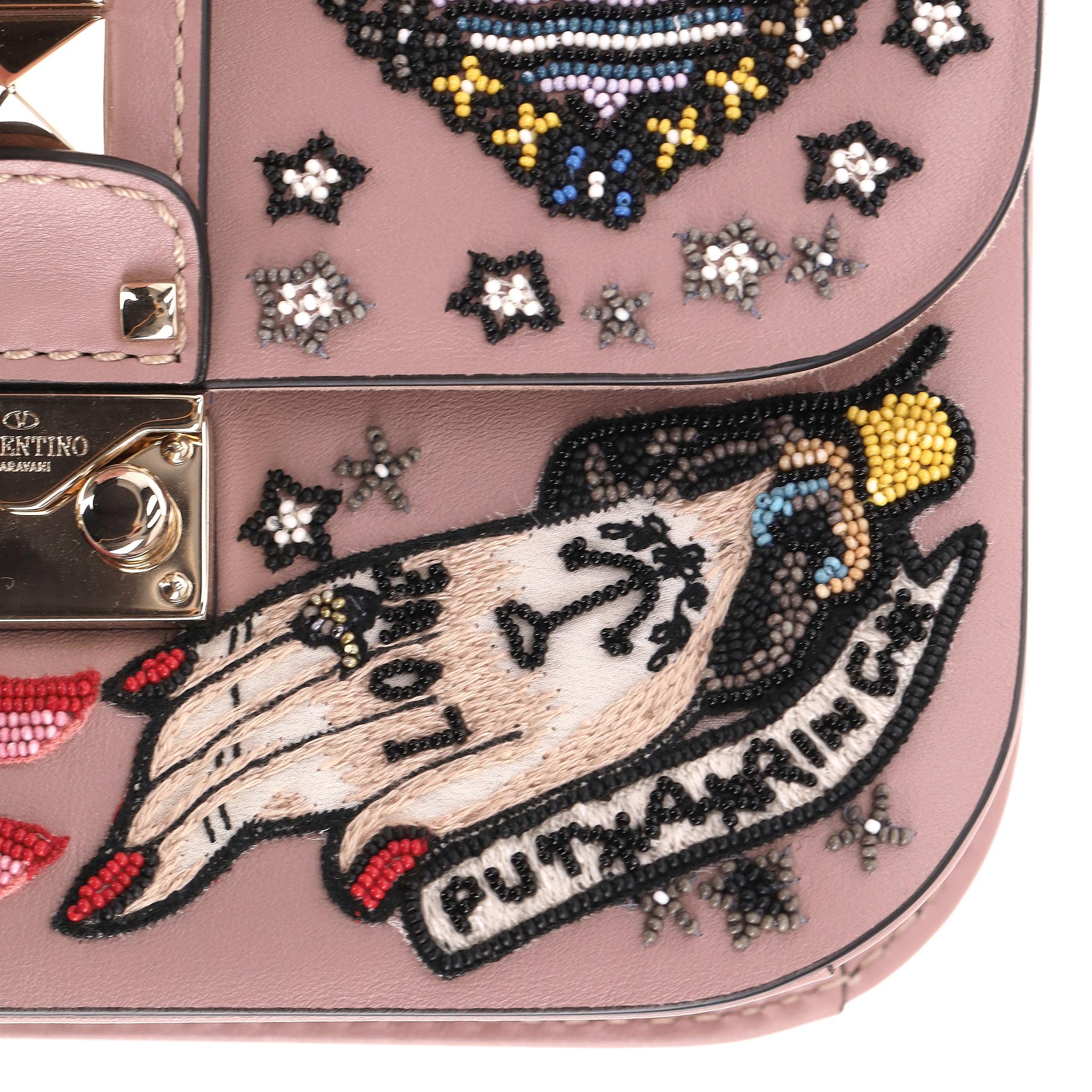 We Adore - Valentino Glam Lock Rockstud Cuir Tattoo Bead Embroidered Shoulder en vente 4