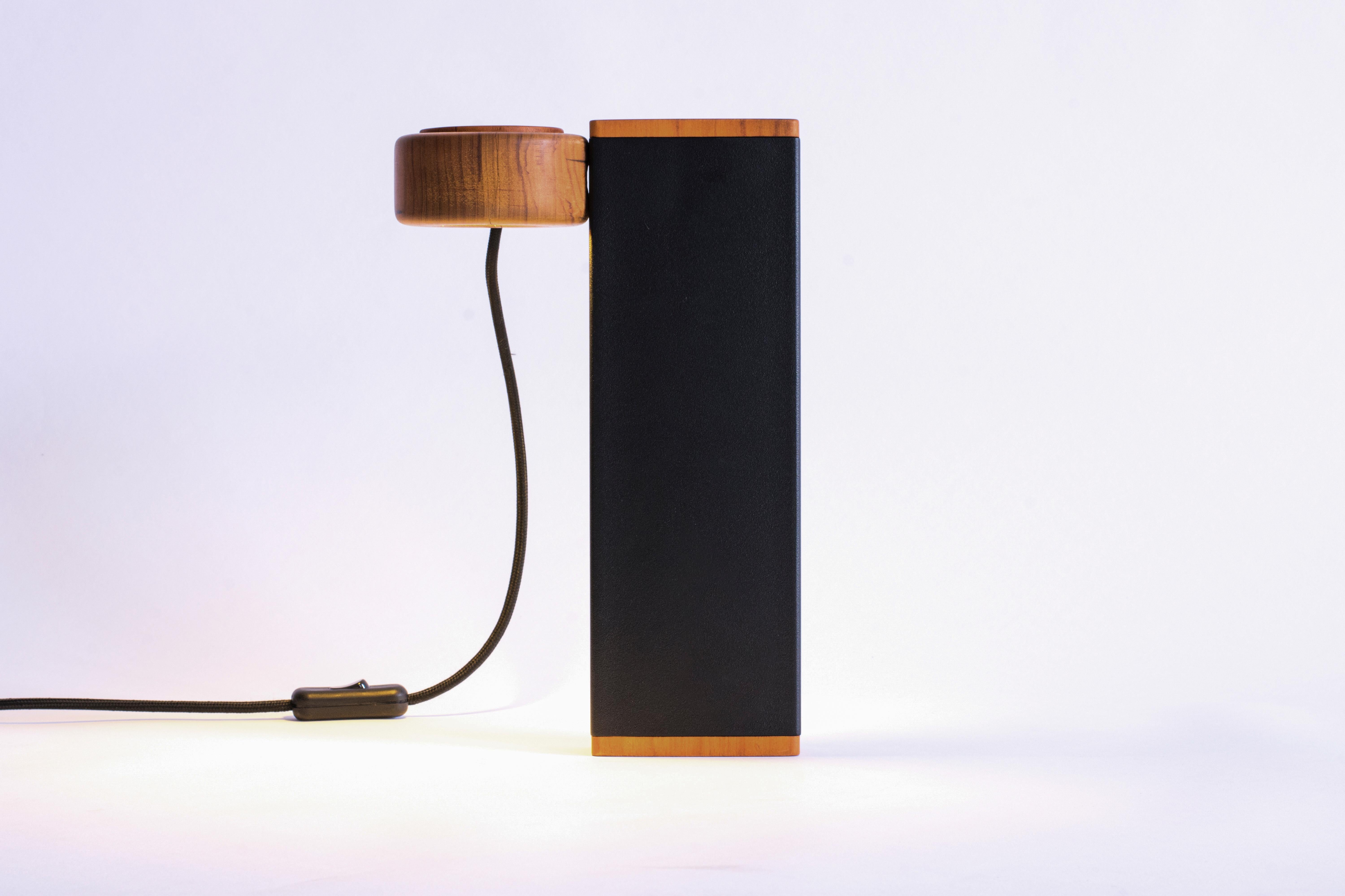 Laiton Lampe de bureau brésilienne minimaliste fabriquée à la main « W » par Dimitrih Correa en vente
