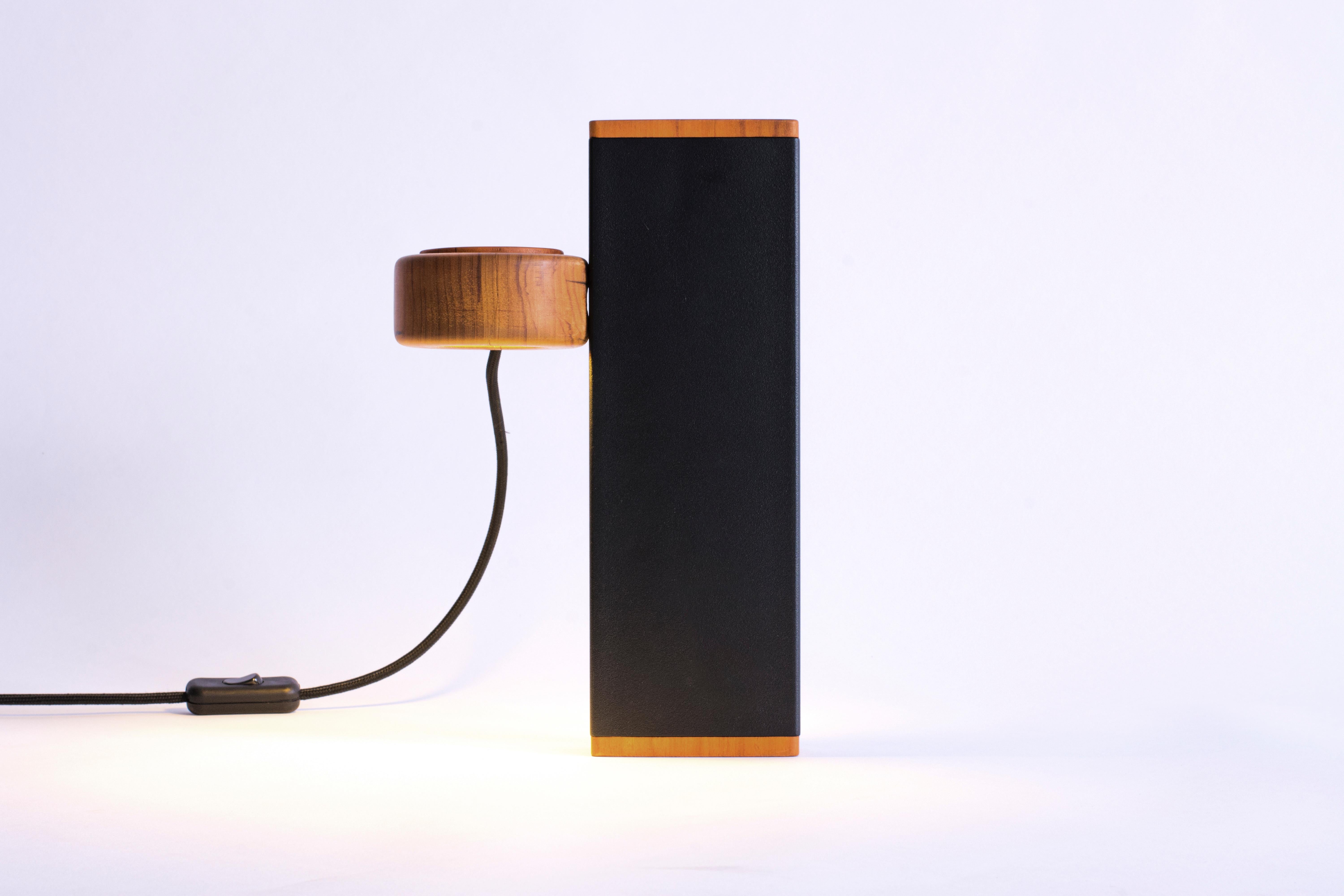 Lampe de bureau brésilienne minimaliste fabriquée à la main « W » par Dimitrih Correa en vente 1