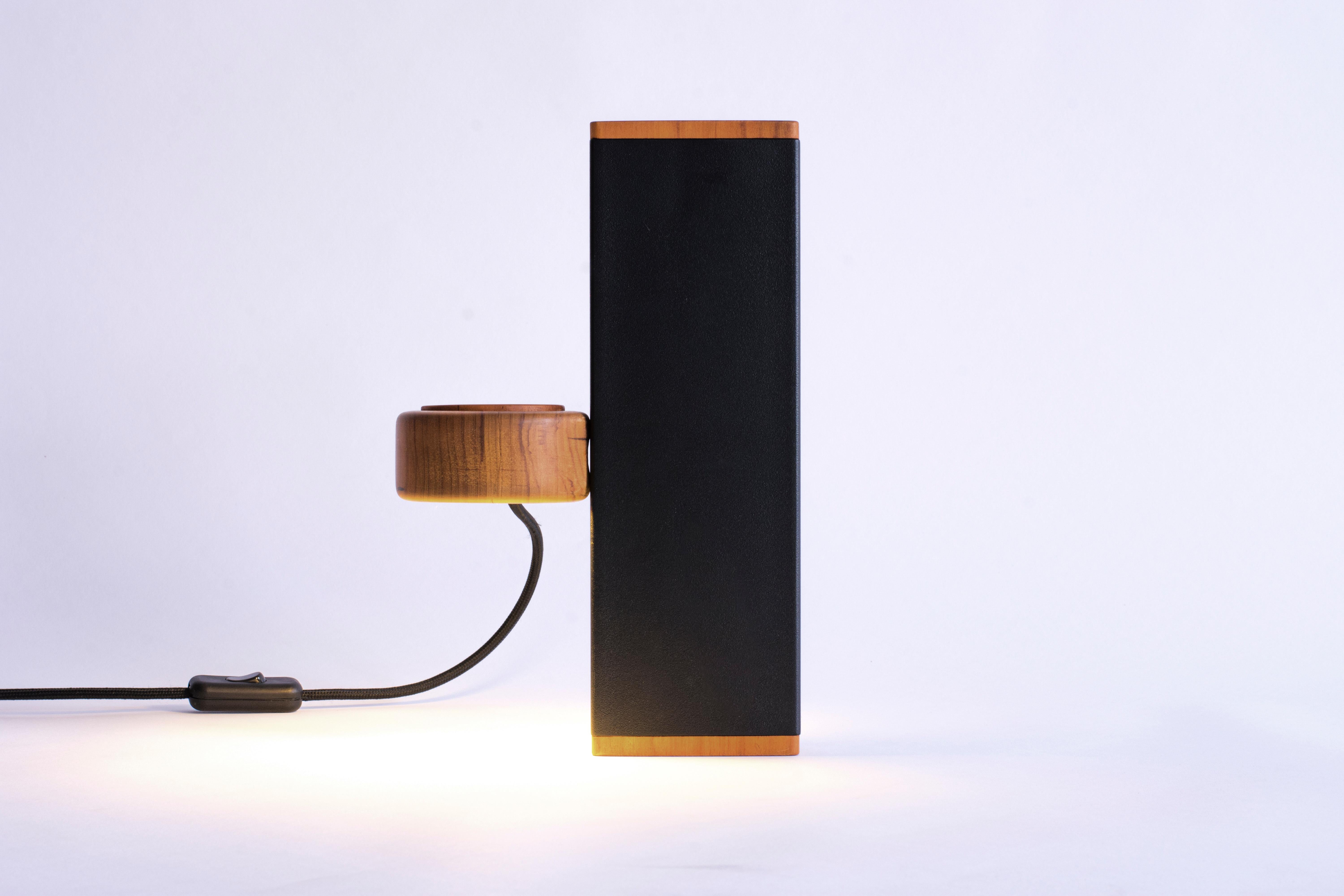 Lampe de bureau brésilienne minimaliste fabriquée à la main « W » par Dimitrih Correa en vente 2