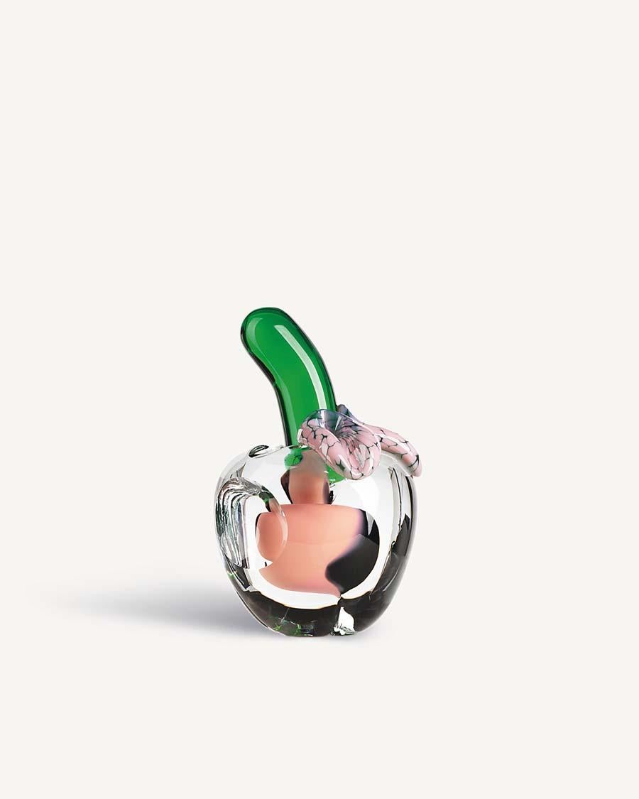 Åsa Jungnelius è un'artista con un irresistibile approccio femminista a tutto ciò che crea. Ispirata da Ulrica Hydman-Vallien, che spesso ritraeva il corpo femminile nella sua arte, Åsa ha creato We Love Apples come omaggio all'artista scomparsa.