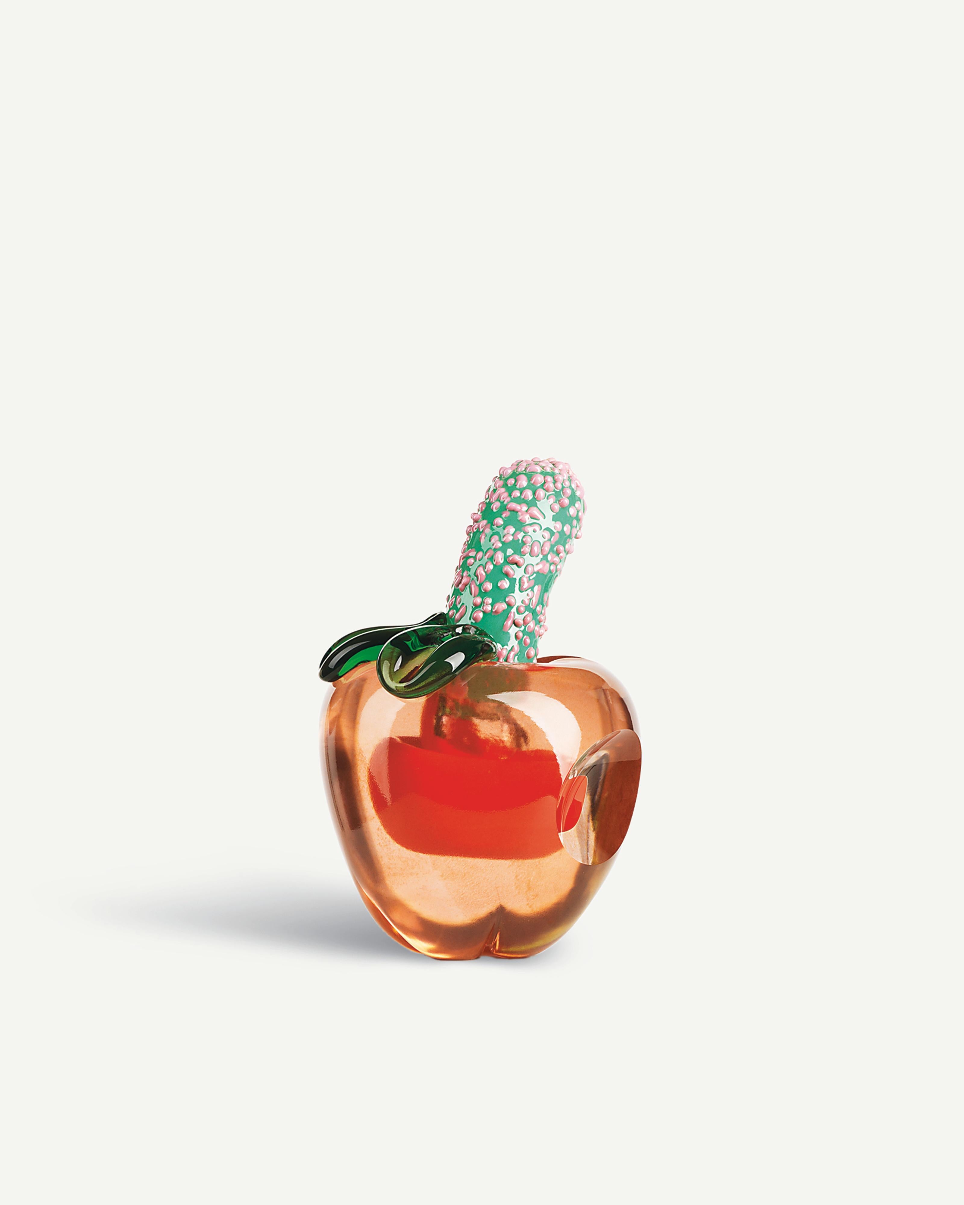 Åsa Jungnelius is an artist with a compelling feminist approach to everything she creates. Inspired by Ulrica Hydman Vallien, who often portrayed the female body in her art, Åsa created We Love Apples as an homage to the late artist. Sven X: et