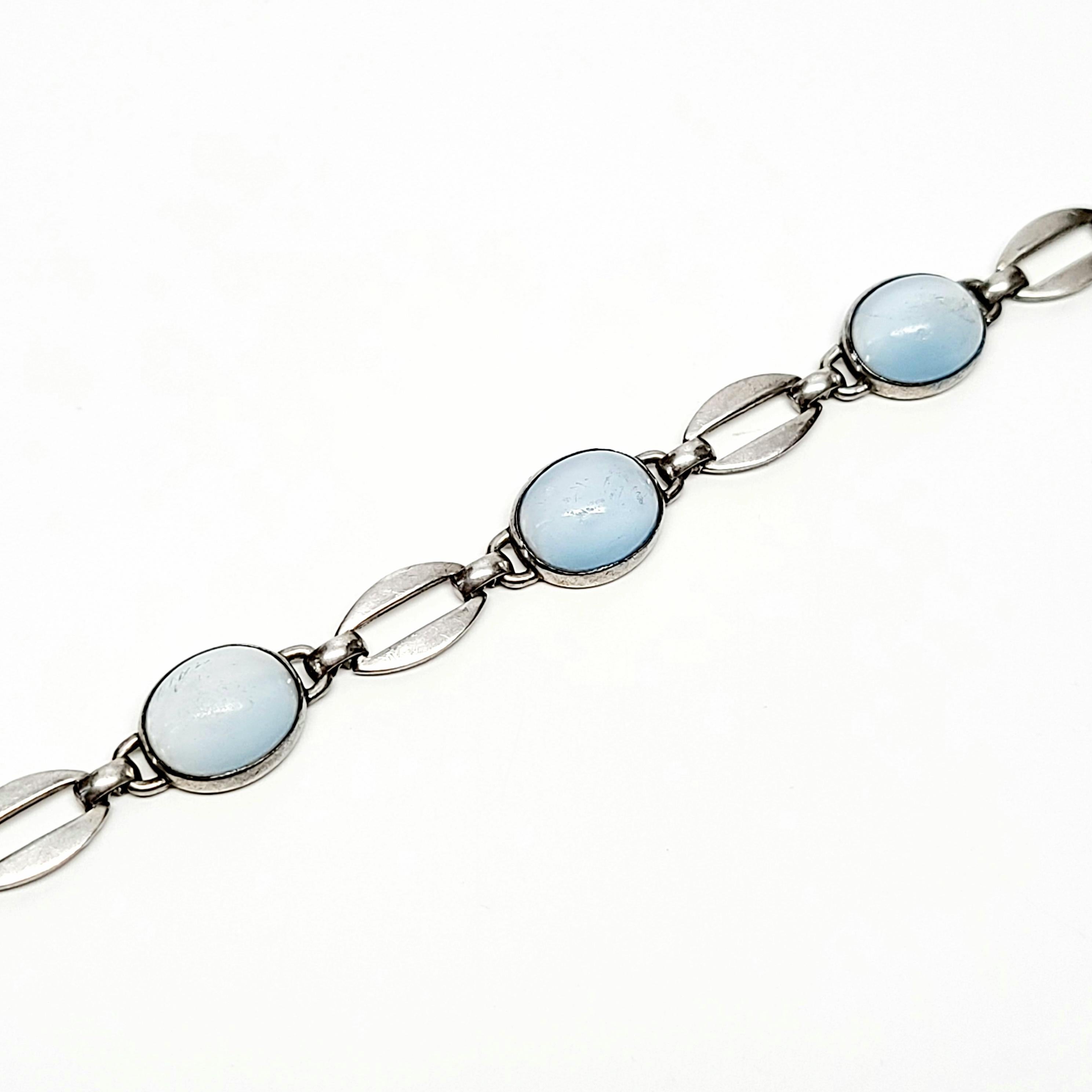 Sterling silver and moonstone link bracelet.

Beautiful oval moonstone cabochons alternating with thin silver oval open links.

Measures approx 7 1/2