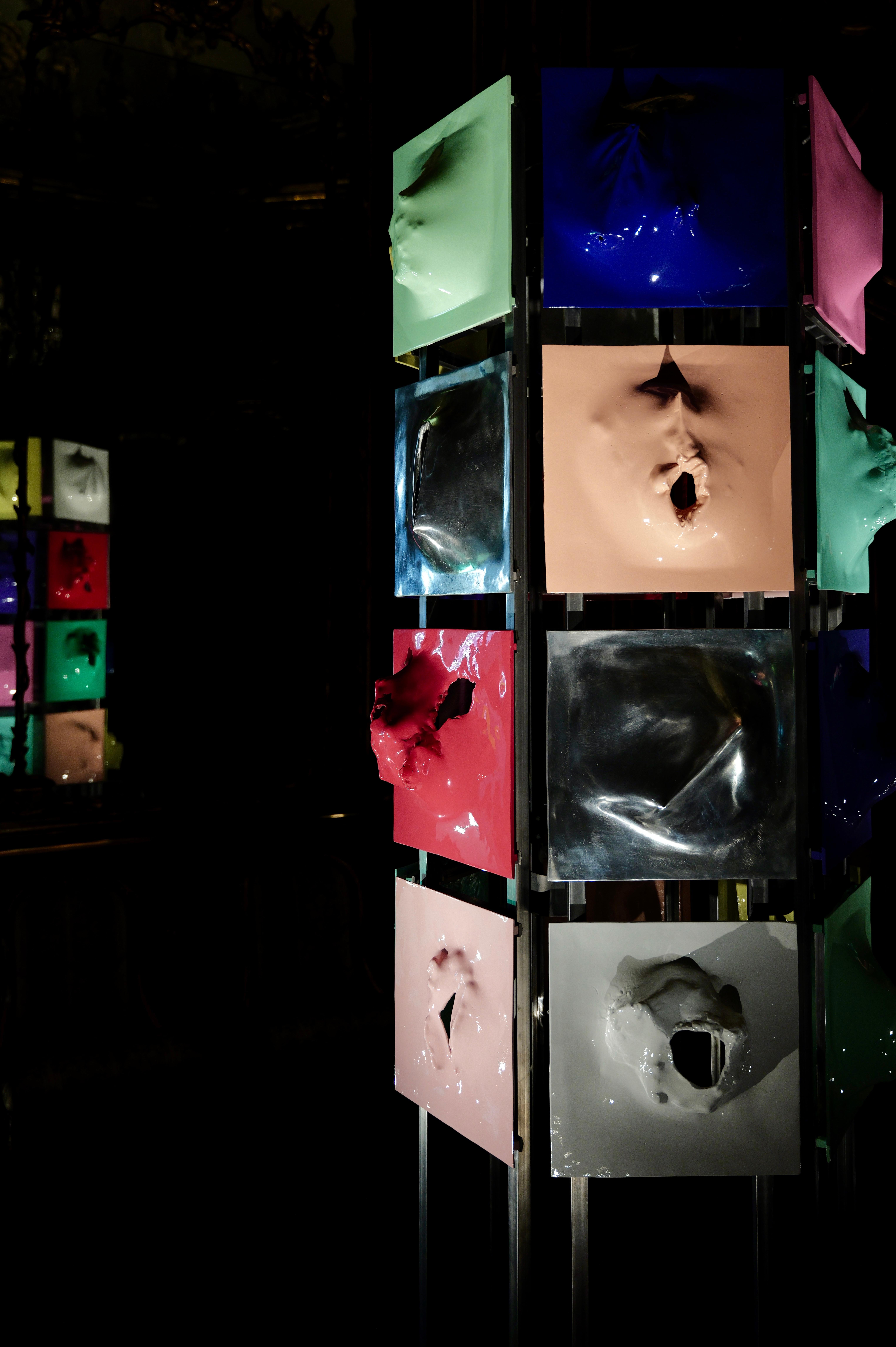 XXI secolo e contemporaneo WE WILL BE LIGHT, scultura totem esagonale in alluminio e acciaio verniciato a csast. in vendita