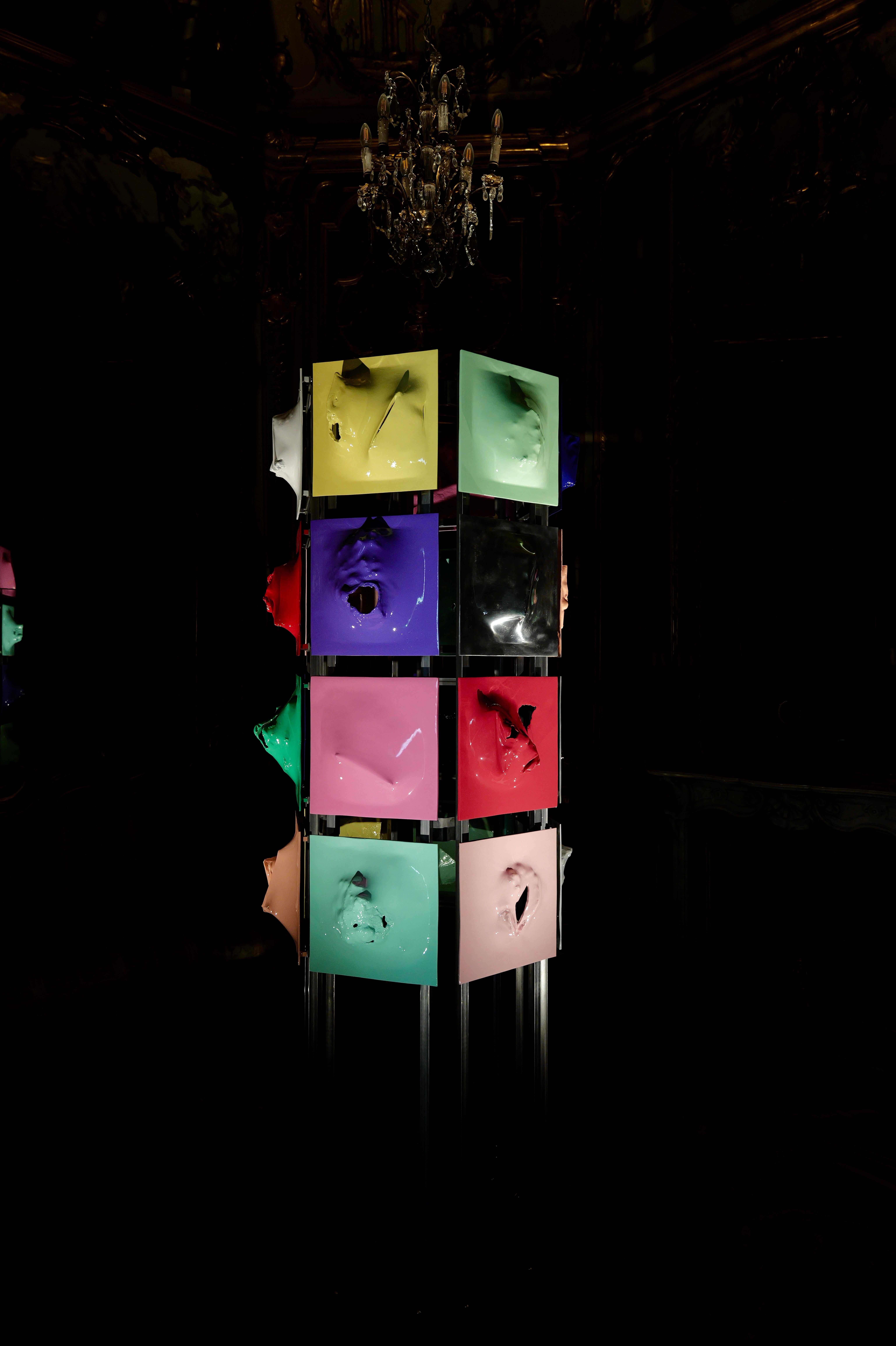 Alluminio WE WILL BE LIGHT, scultura totem esagonale in alluminio e acciaio verniciato a csast. in vendita